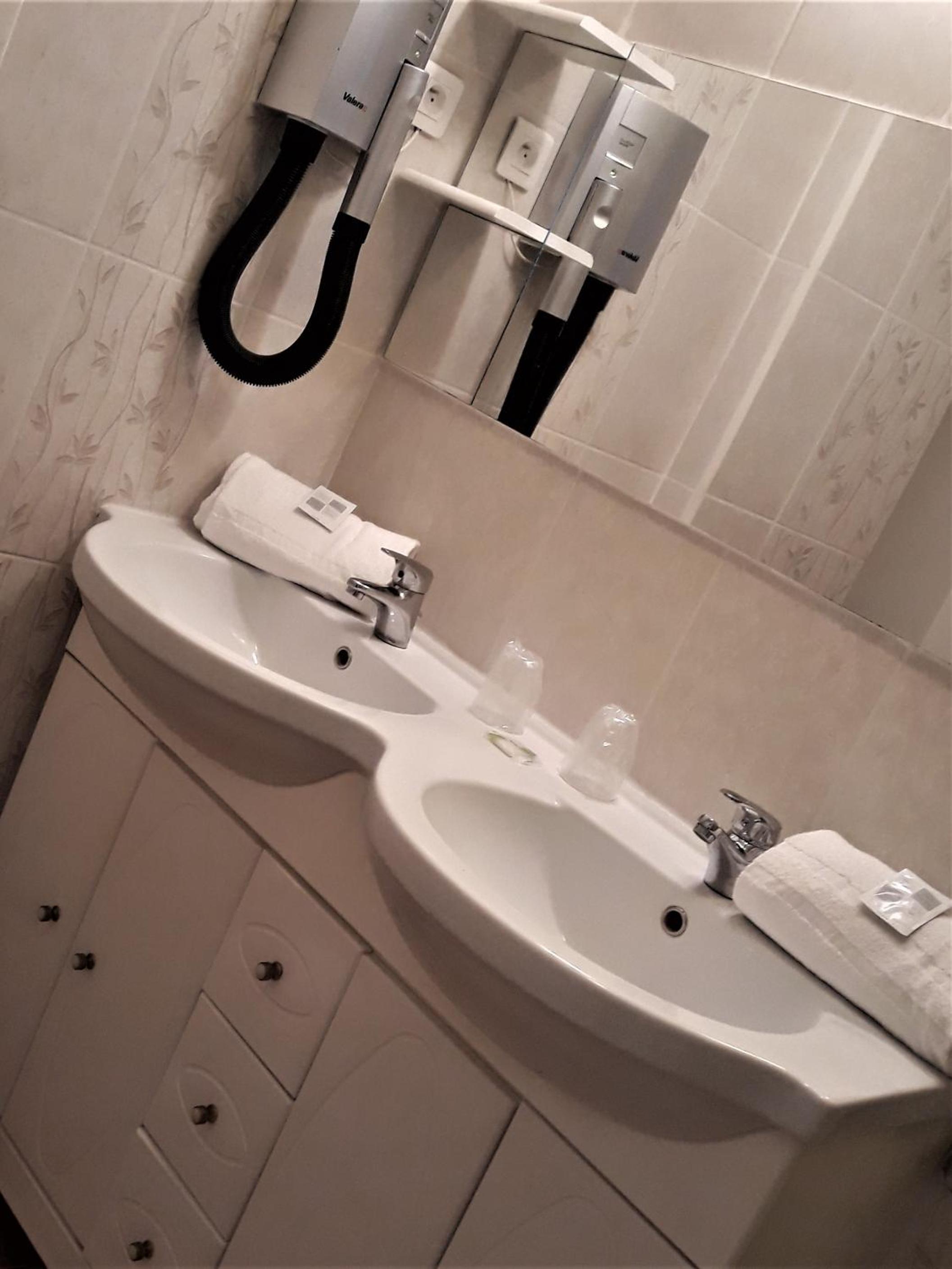 Twin Room - Photo 4