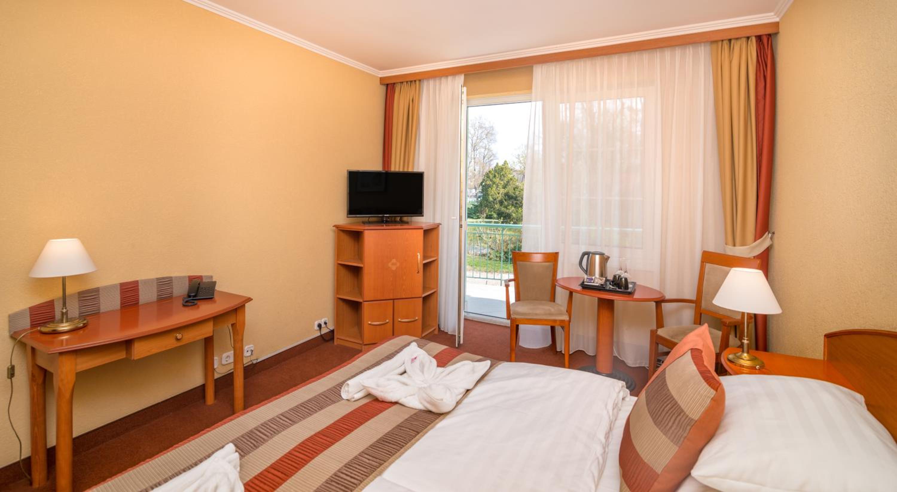 Standard Double Room with Lake View