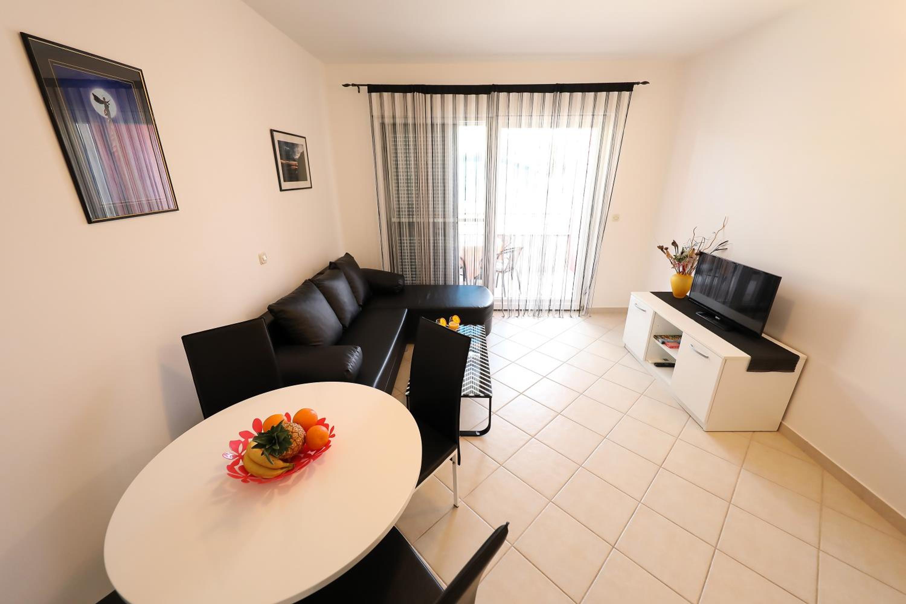 One-Bedroom Apartment with Terrace or Balcony - Photo 40