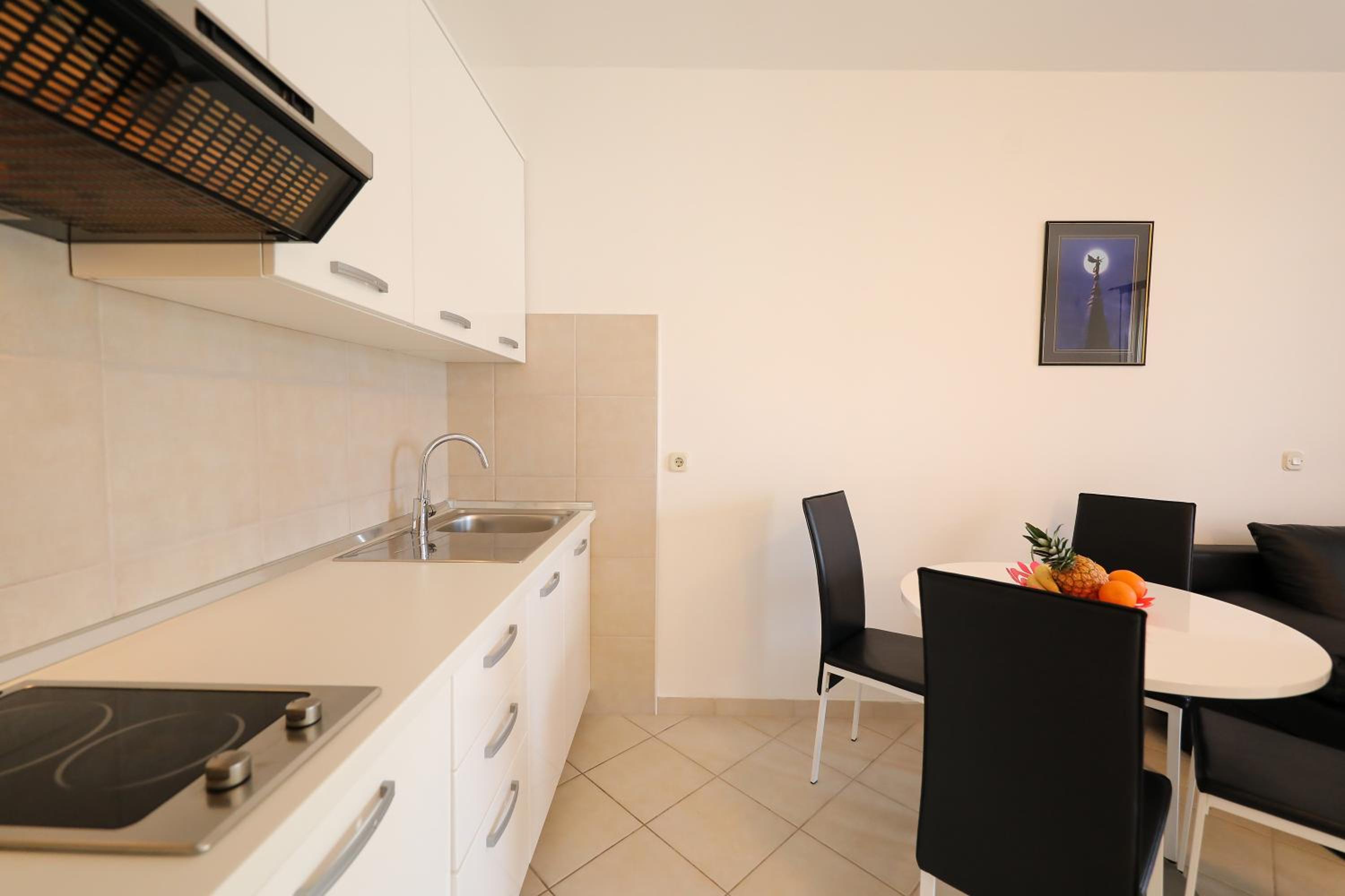 One-Bedroom Apartment with Terrace or Balcony - Photo 7