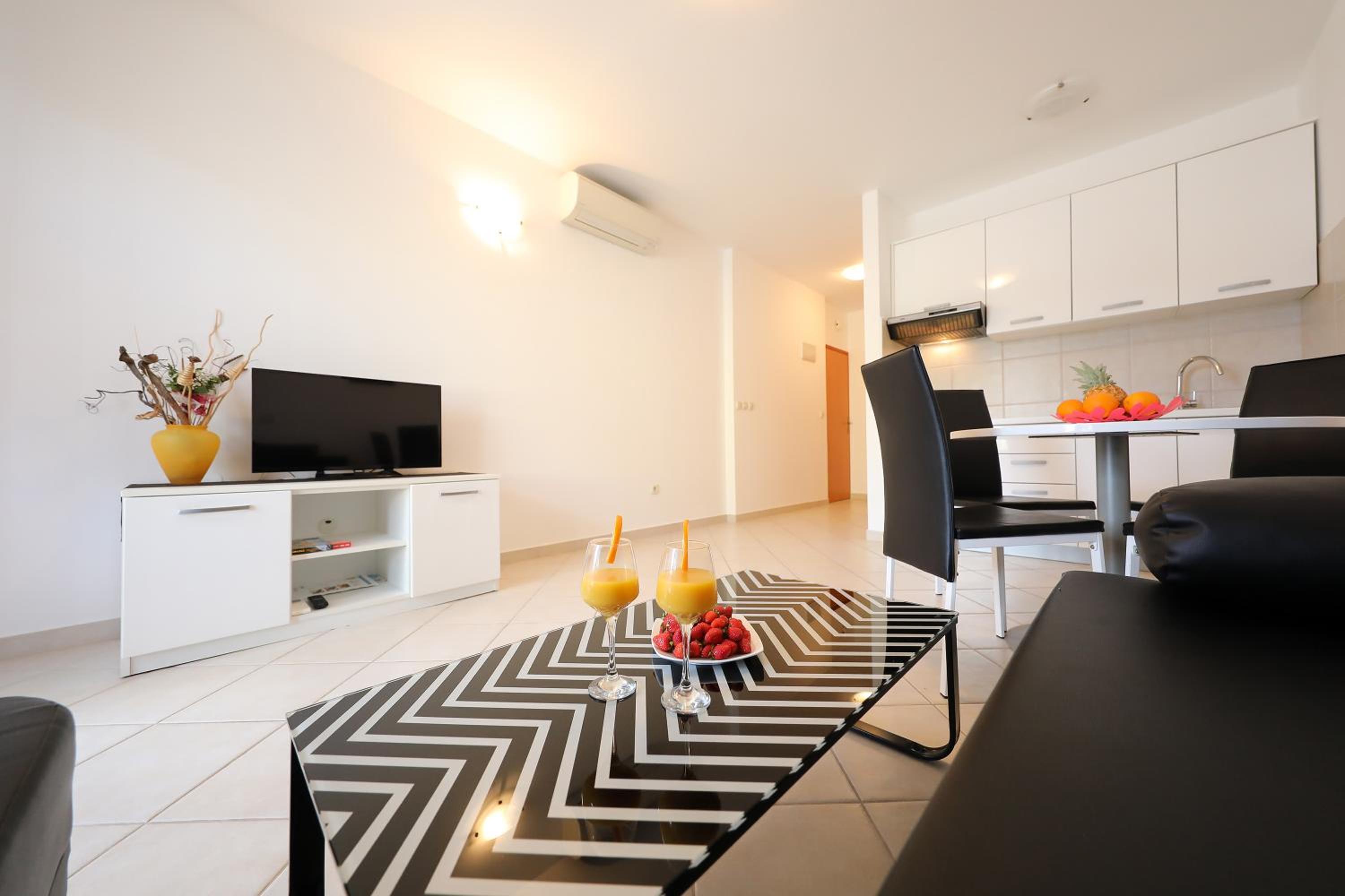 One-Bedroom Apartment with Terrace or Balcony - Photo 49