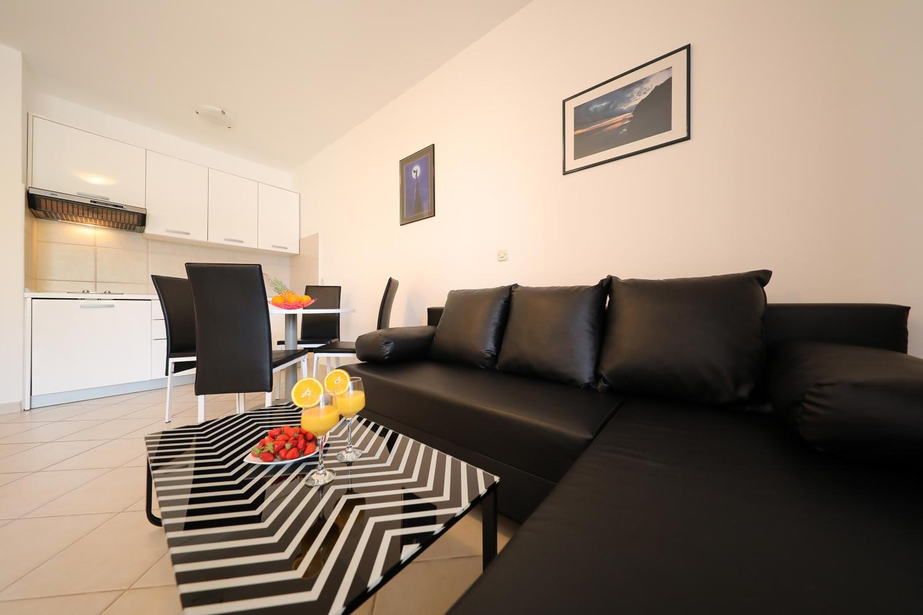 One-Bedroom Apartment with Terrace or Balcony - Photo 41