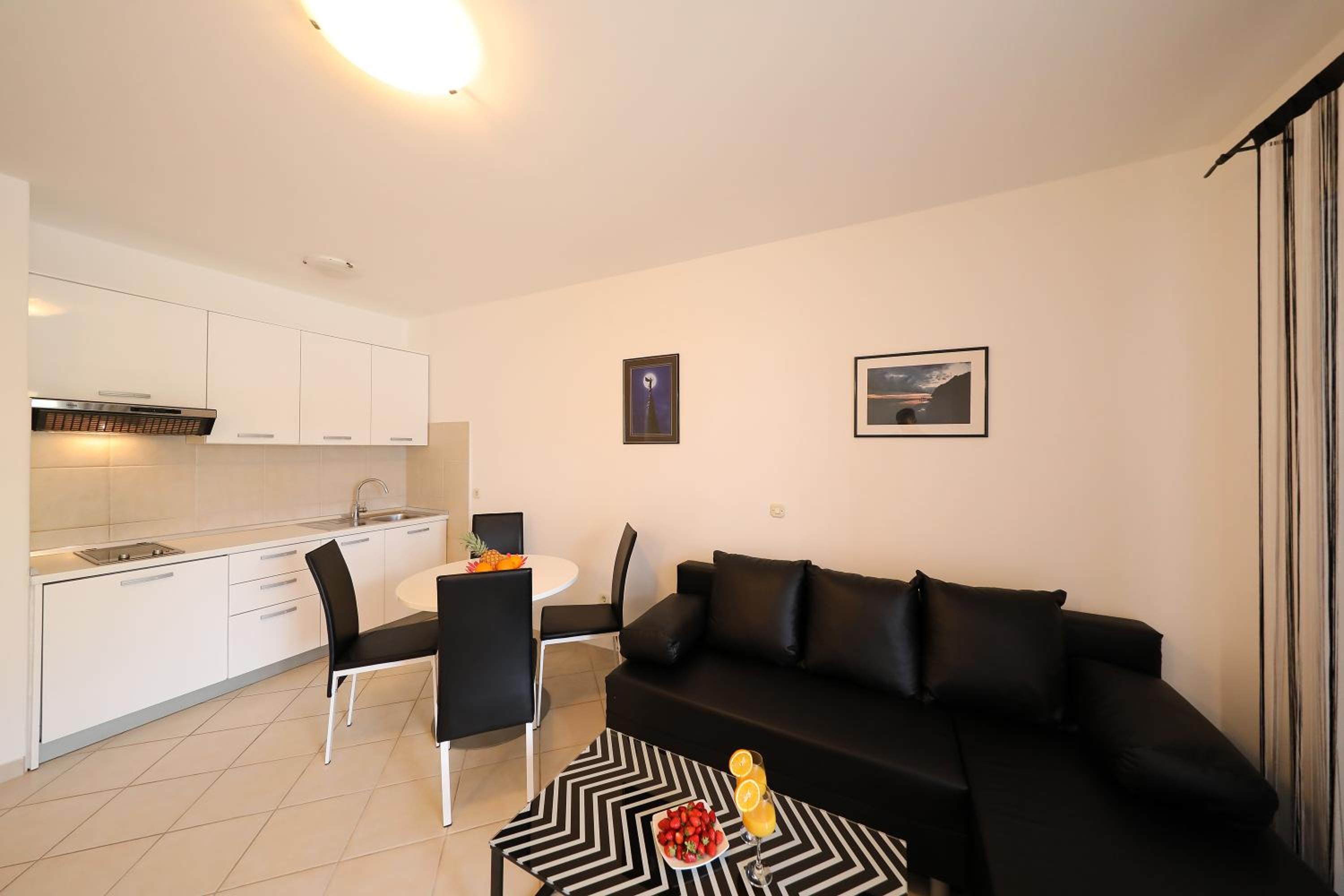 One-Bedroom Apartment with Terrace or Balcony - Photo 47