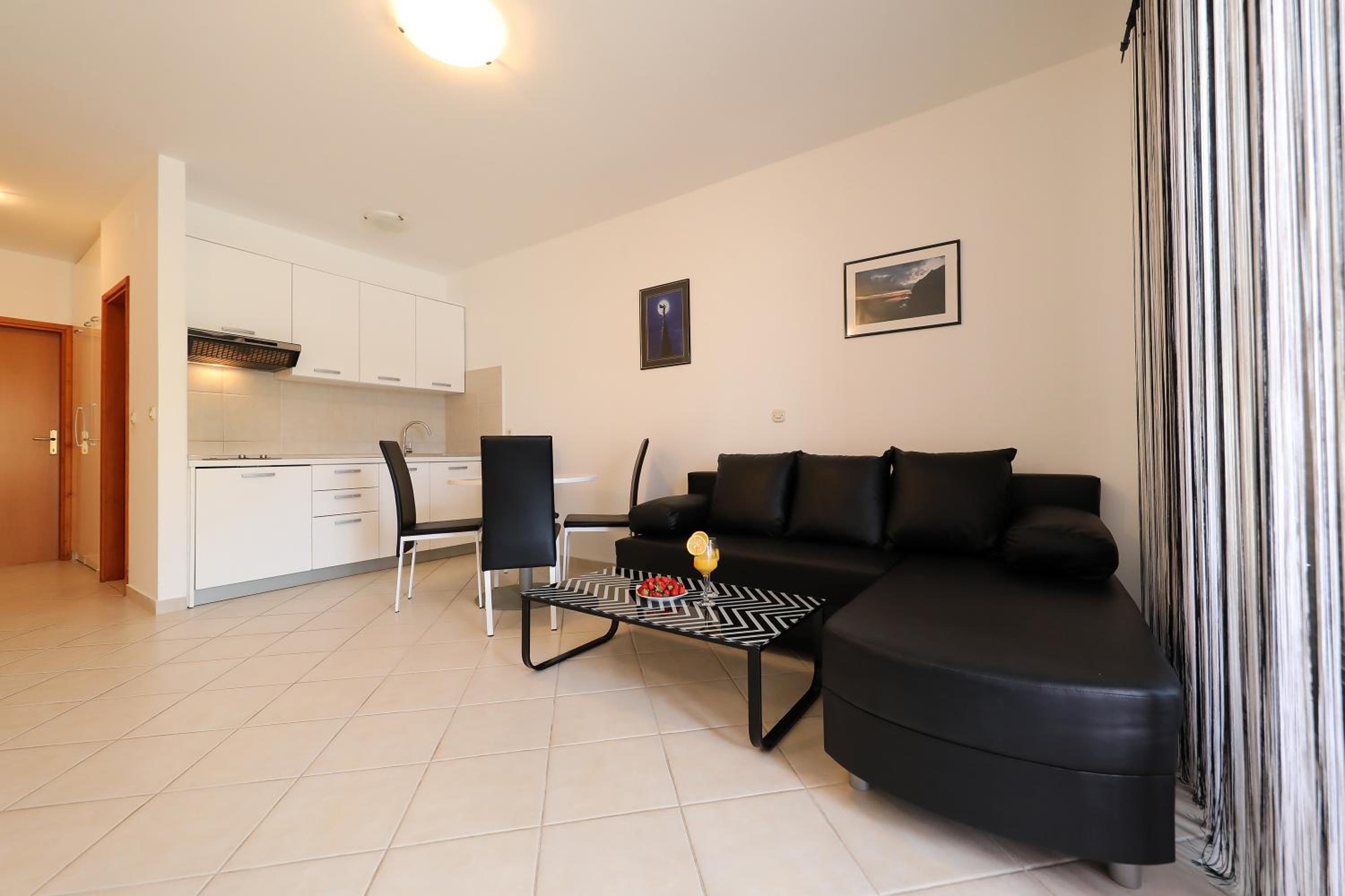 One-Bedroom Apartment with Terrace or Balcony - Photo 8