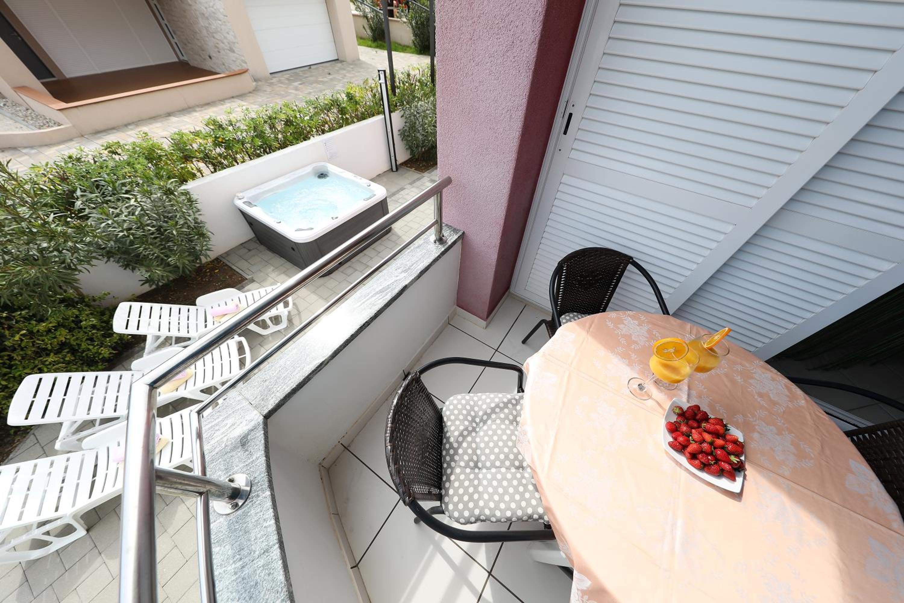 One-Bedroom Apartment with Terrace or Balcony - Photo 11