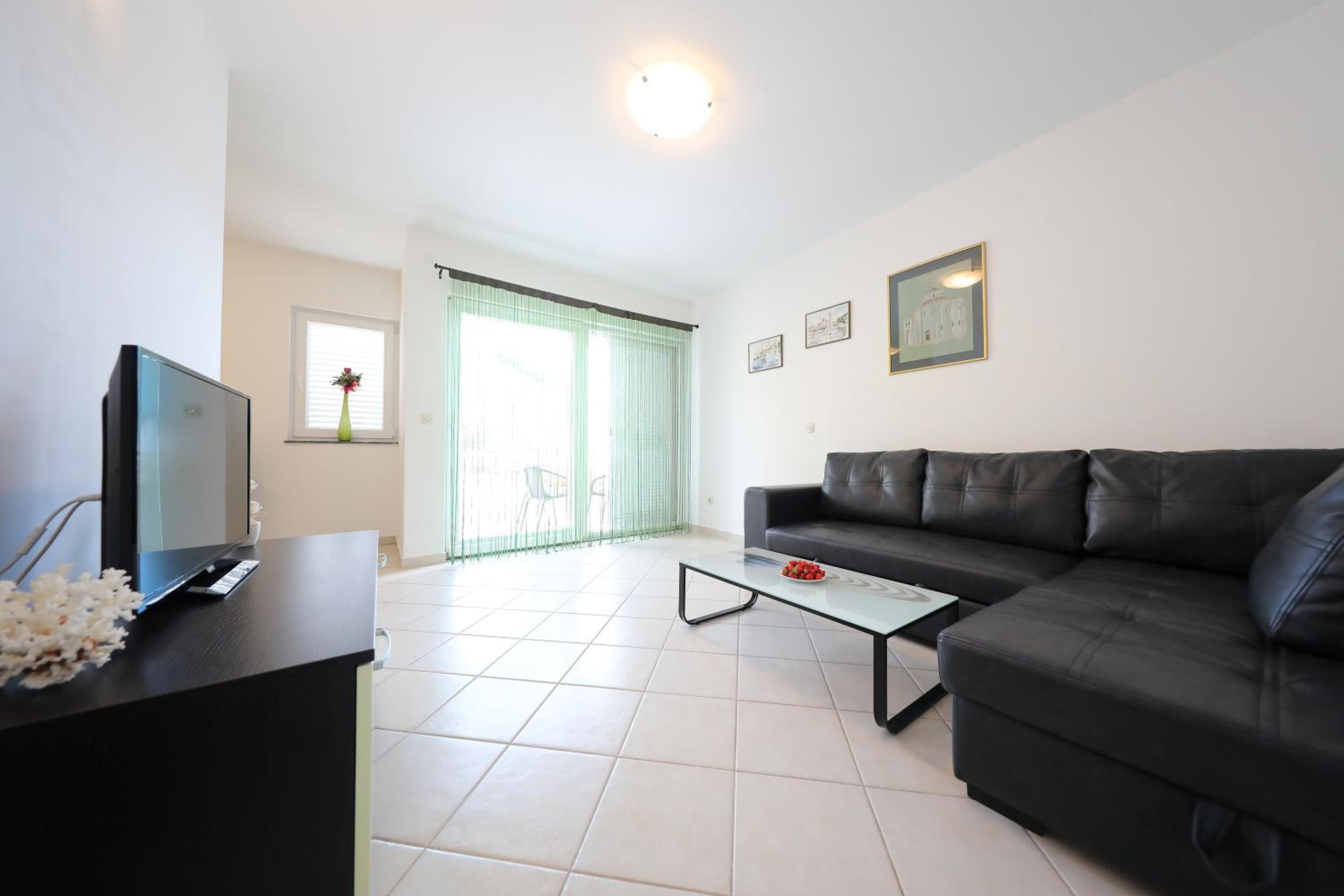 One-Bedroom Apartment with Terrace or Balcony - Photo 3