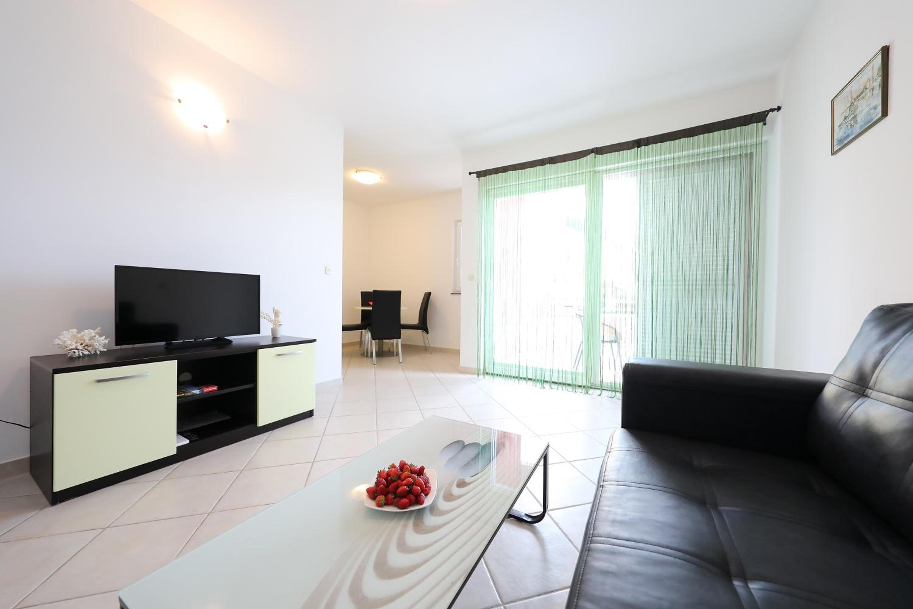 One-Bedroom Apartment with Terrace or Balcony - Photo 4