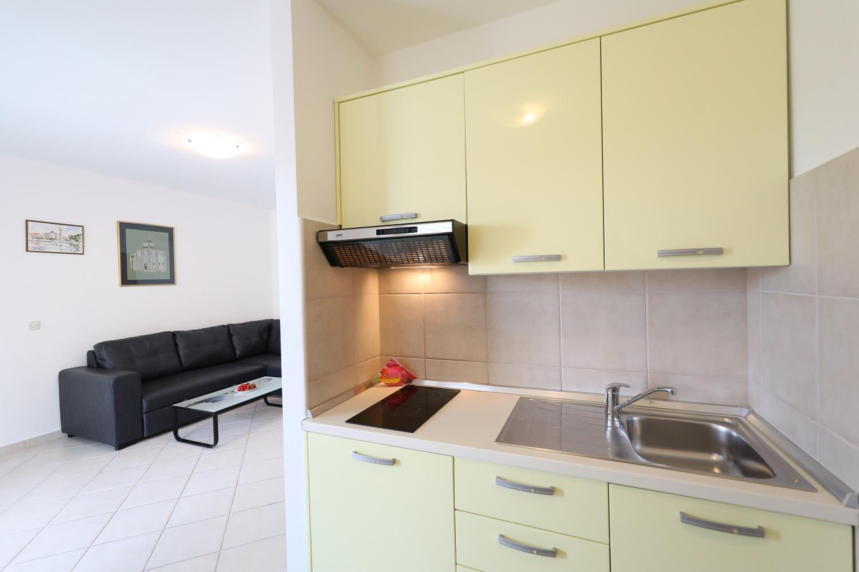 One-Bedroom Apartment with Terrace or Balcony - Photo 6