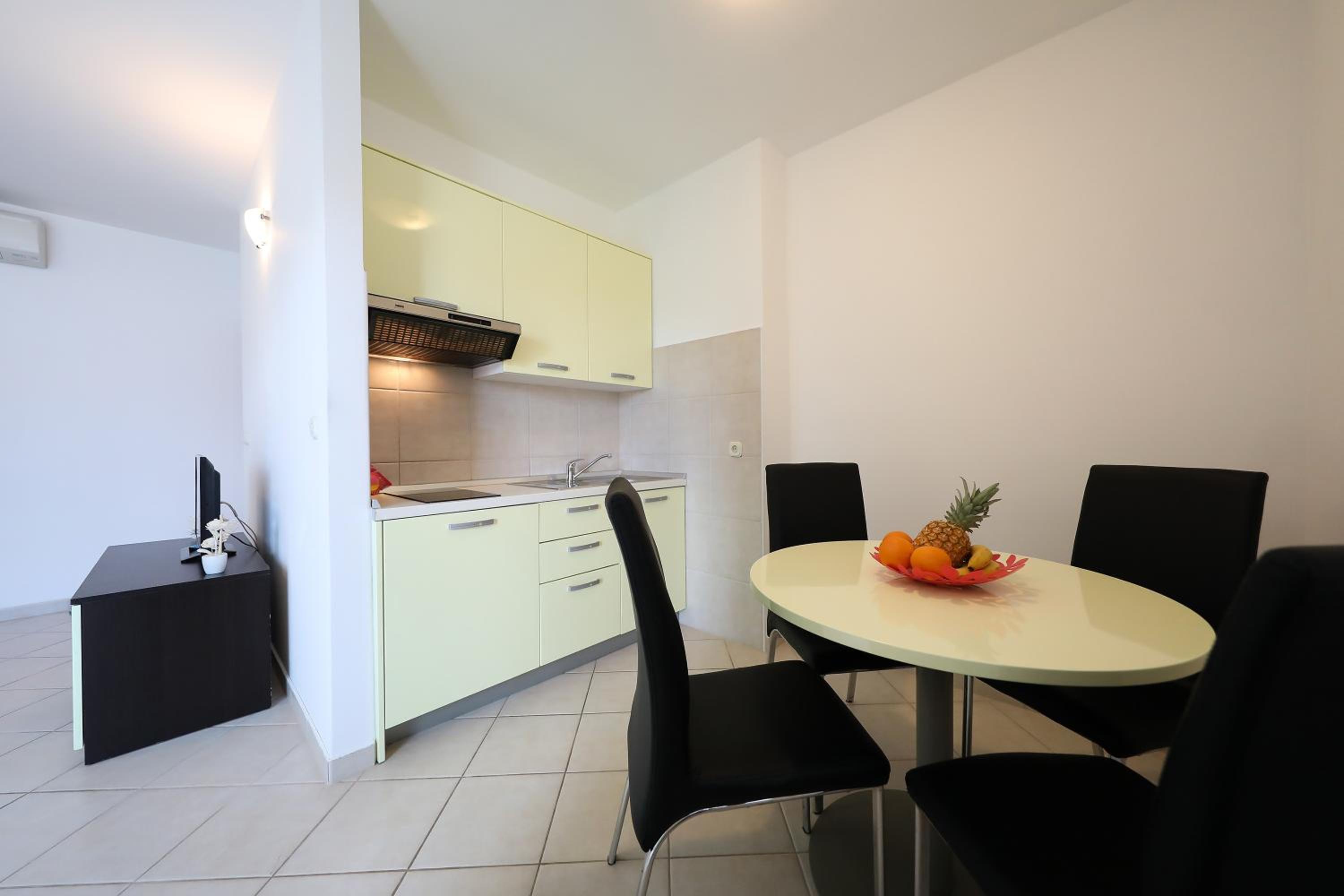 One-Bedroom Apartment with Terrace or Balcony - Photo 9