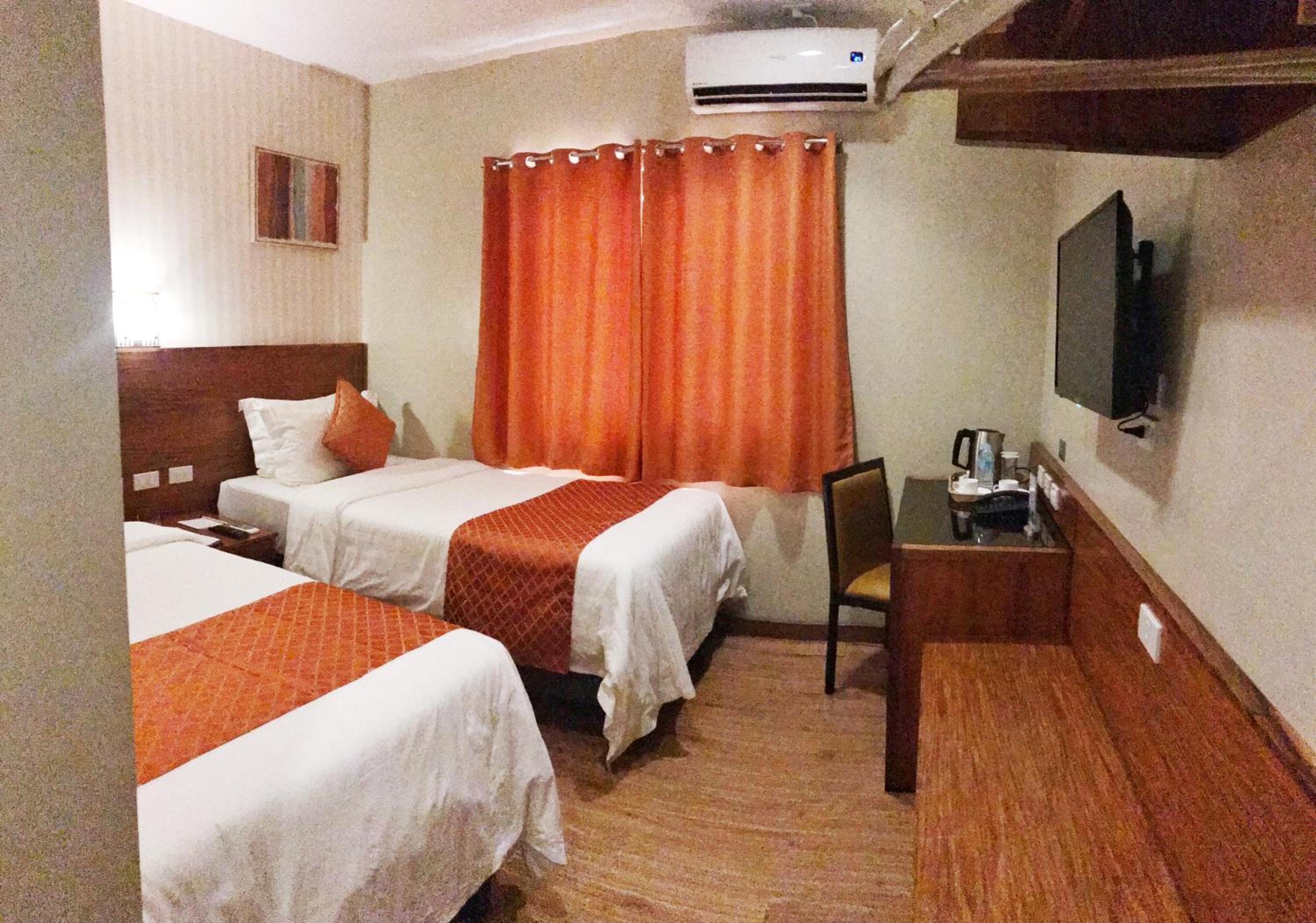 Standard Twin Room - Photo 4