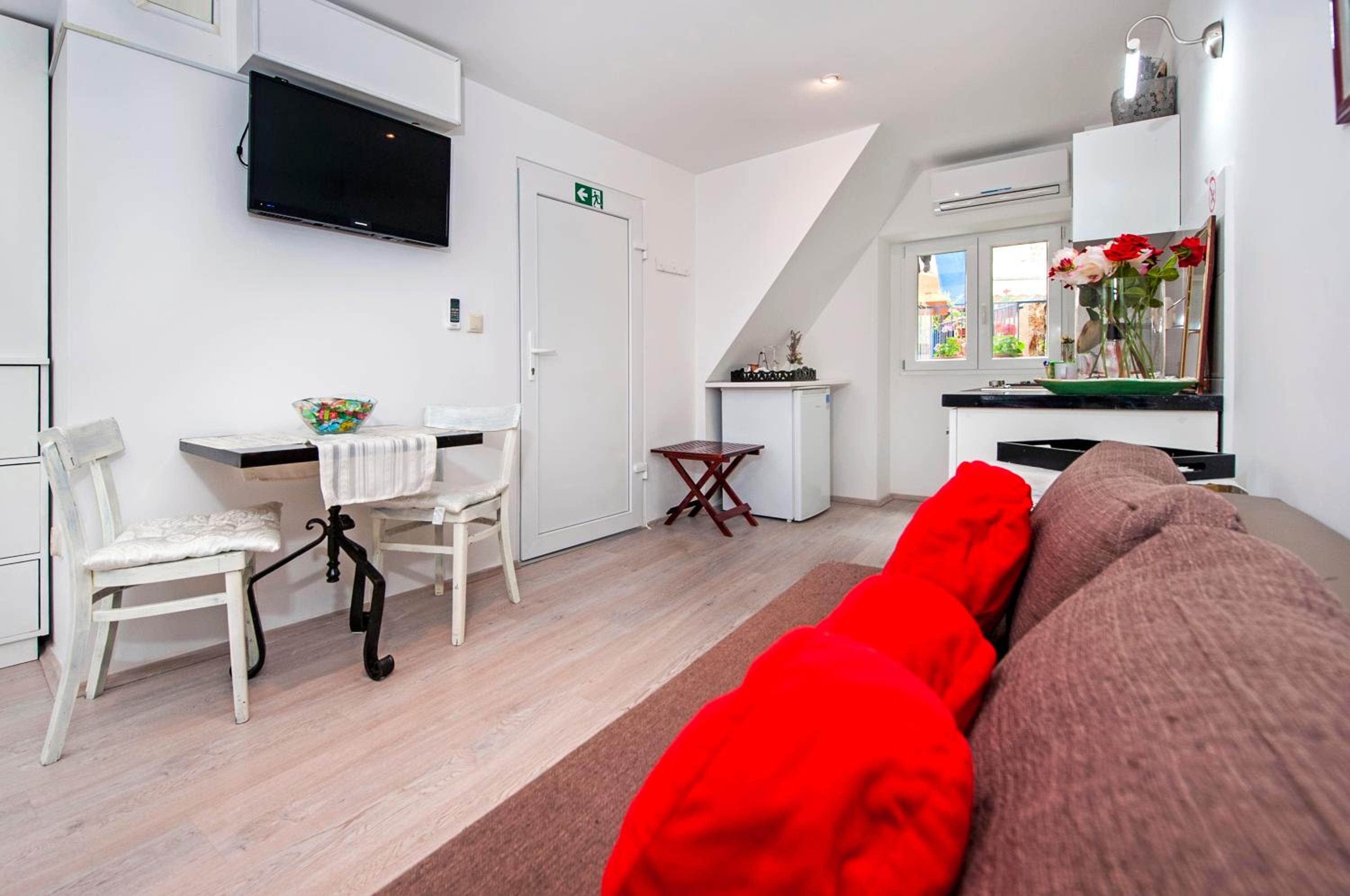 One-Bedroom Apartment - Photo 15