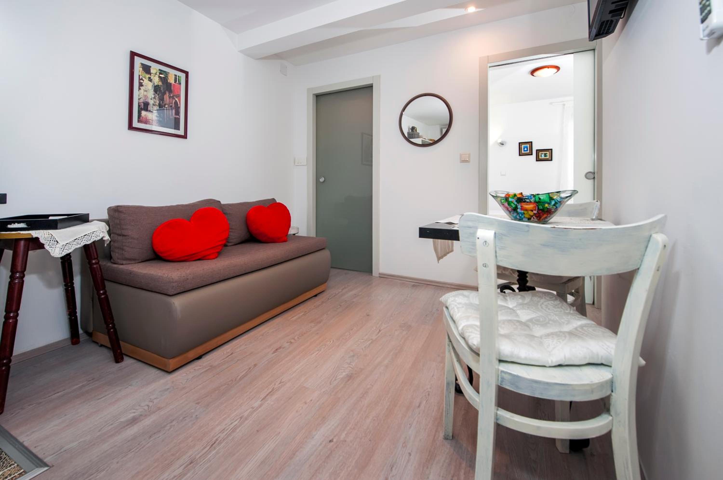One-Bedroom Apartment - Photo 19