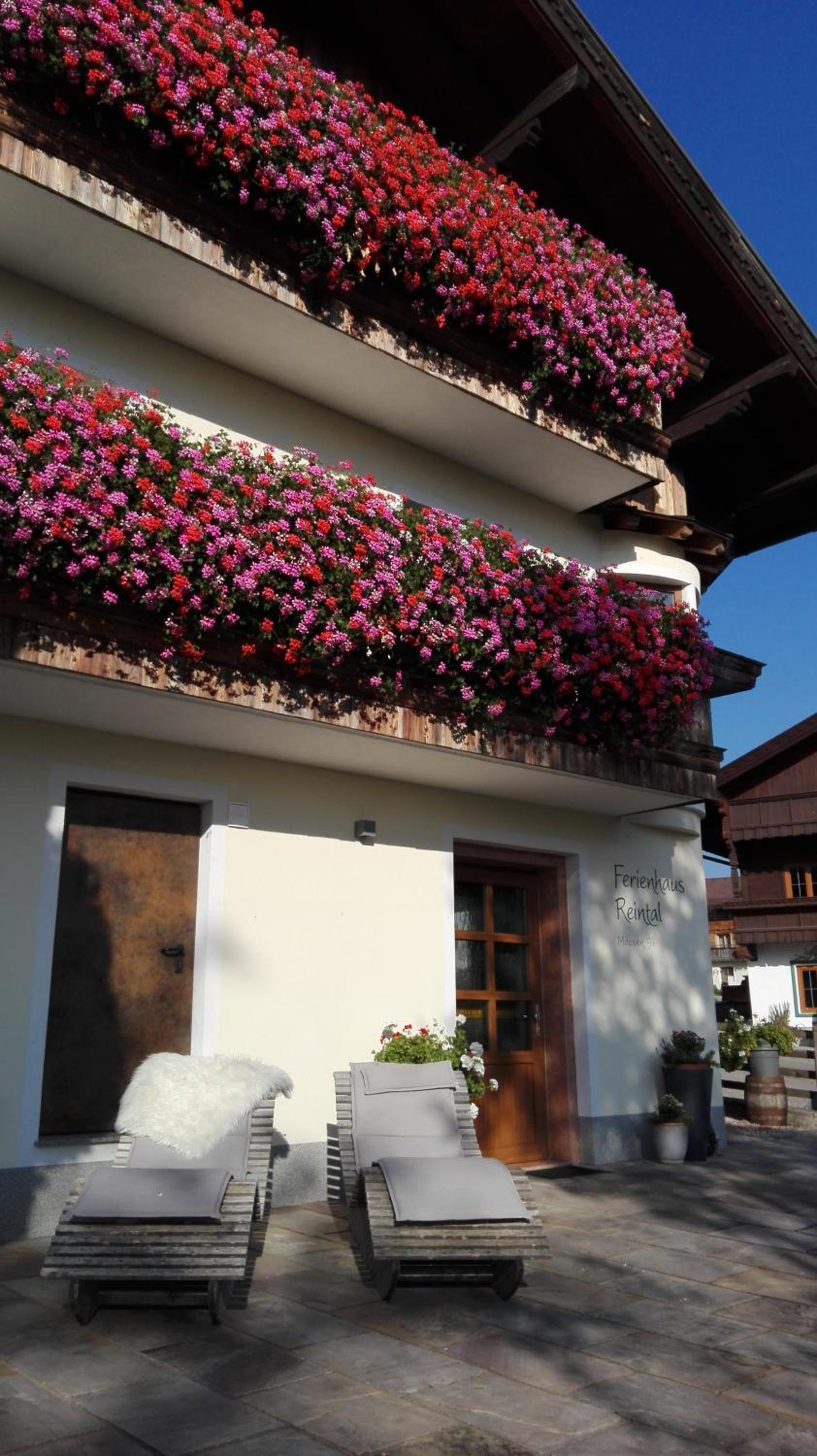Six-Bedroom Holiday Home with Garden  photo 2