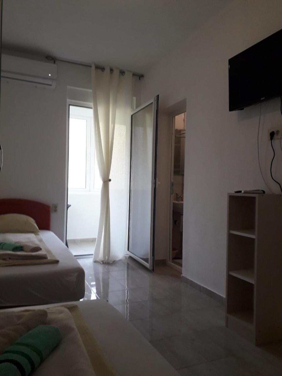 Studio Apartment with Balcony photo 3