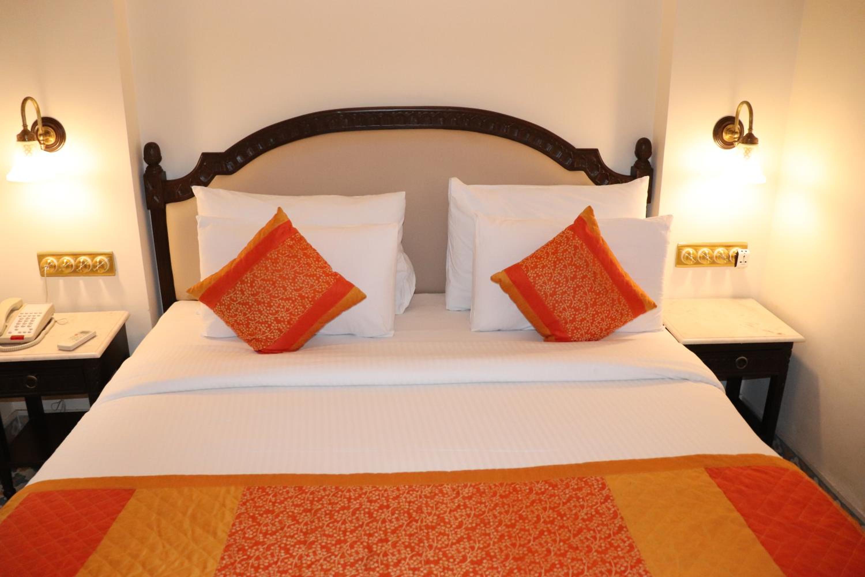 Deluxe Double Room: 15% off on food & beverage services, 20% off on session of Spa   - Photo 3