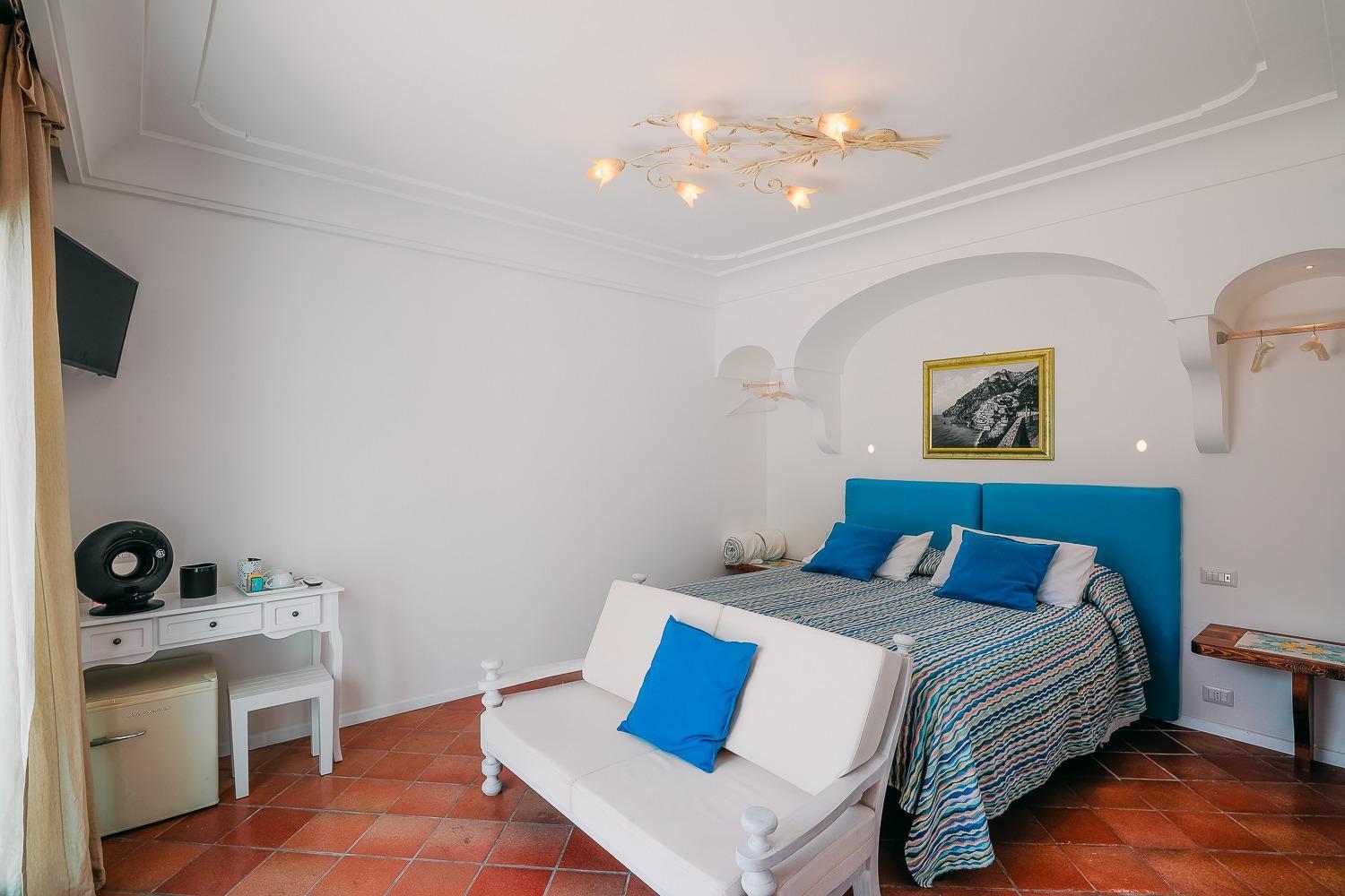 Deluxe King Room - Photo 4