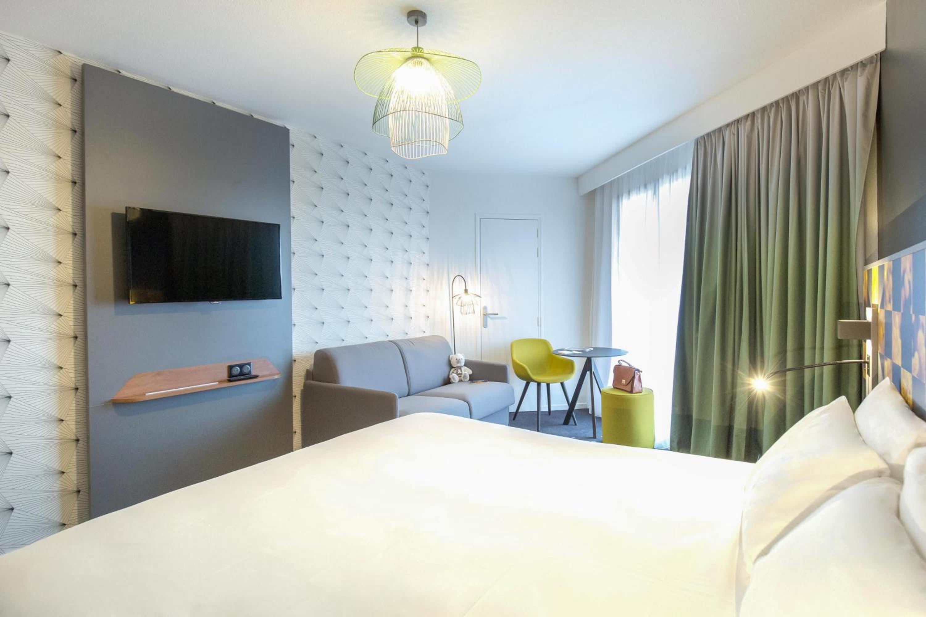 Standard Double Room with Sofa and Balcony - Photo 6