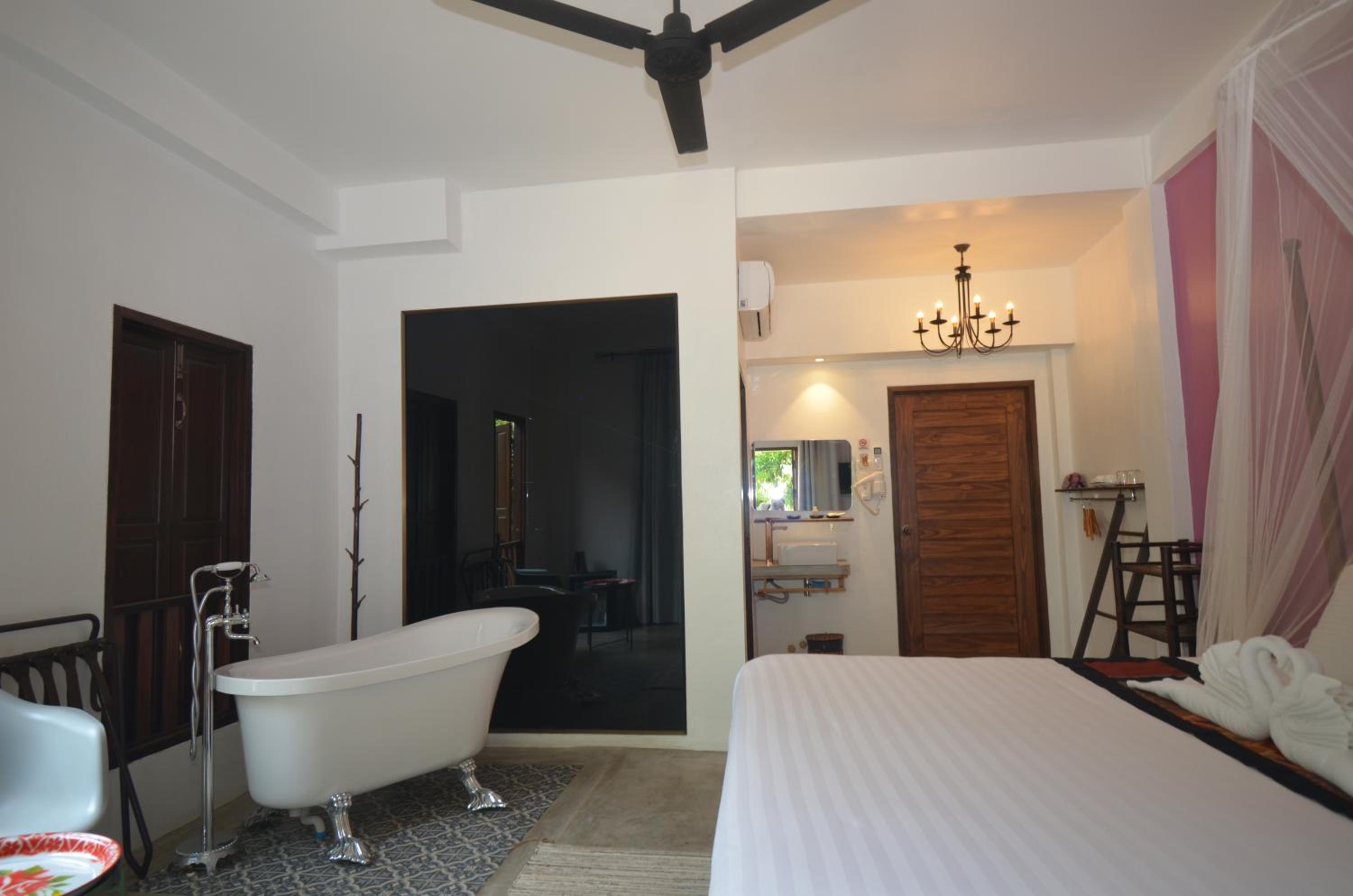 King Room with River View - Photo 3