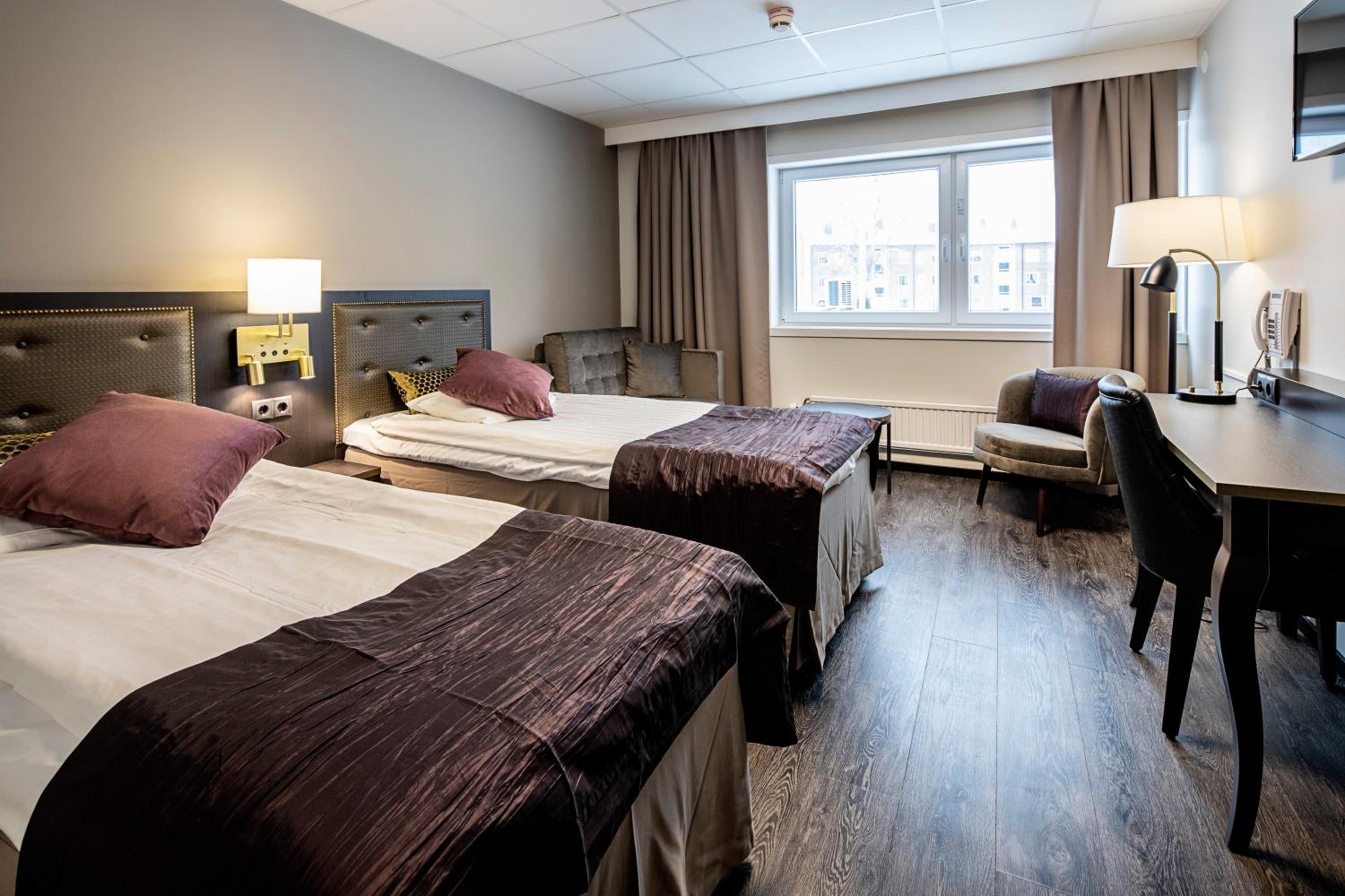 Standard twin with chair bed - Photo 1