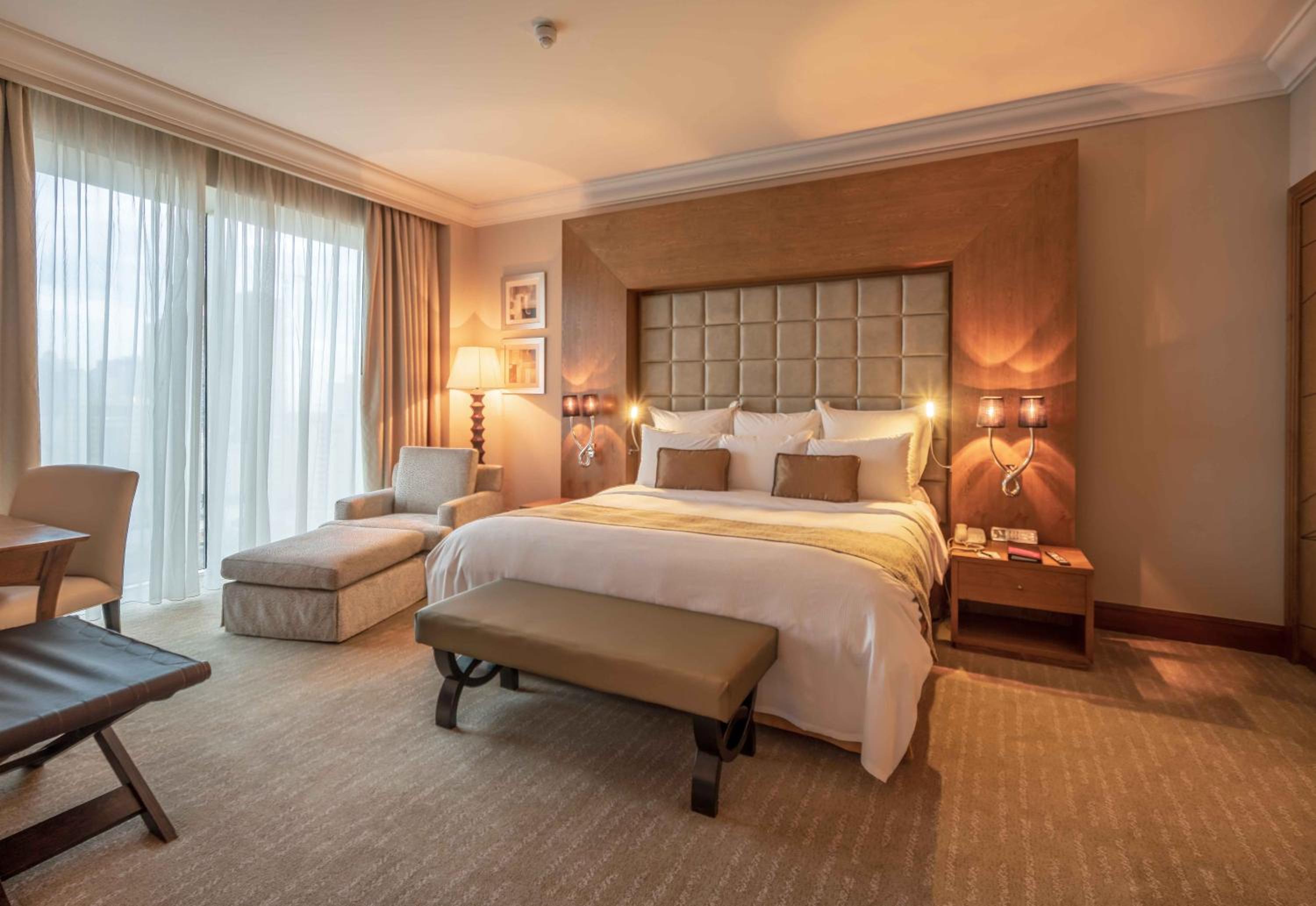 Deluxe King Suite With Lounge Access
