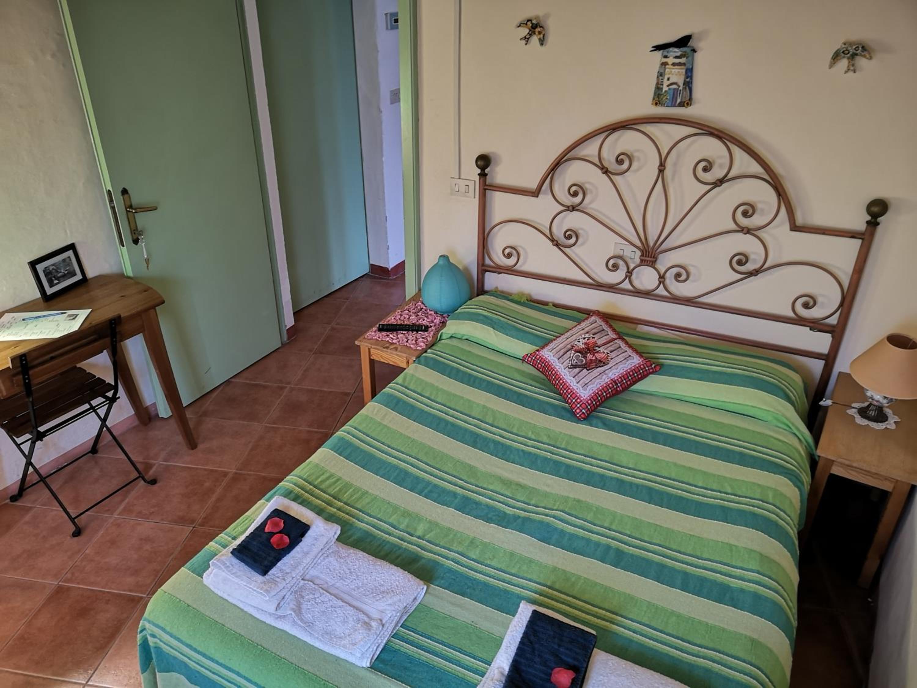 Small Double Room with Private External Bathroom photo 2