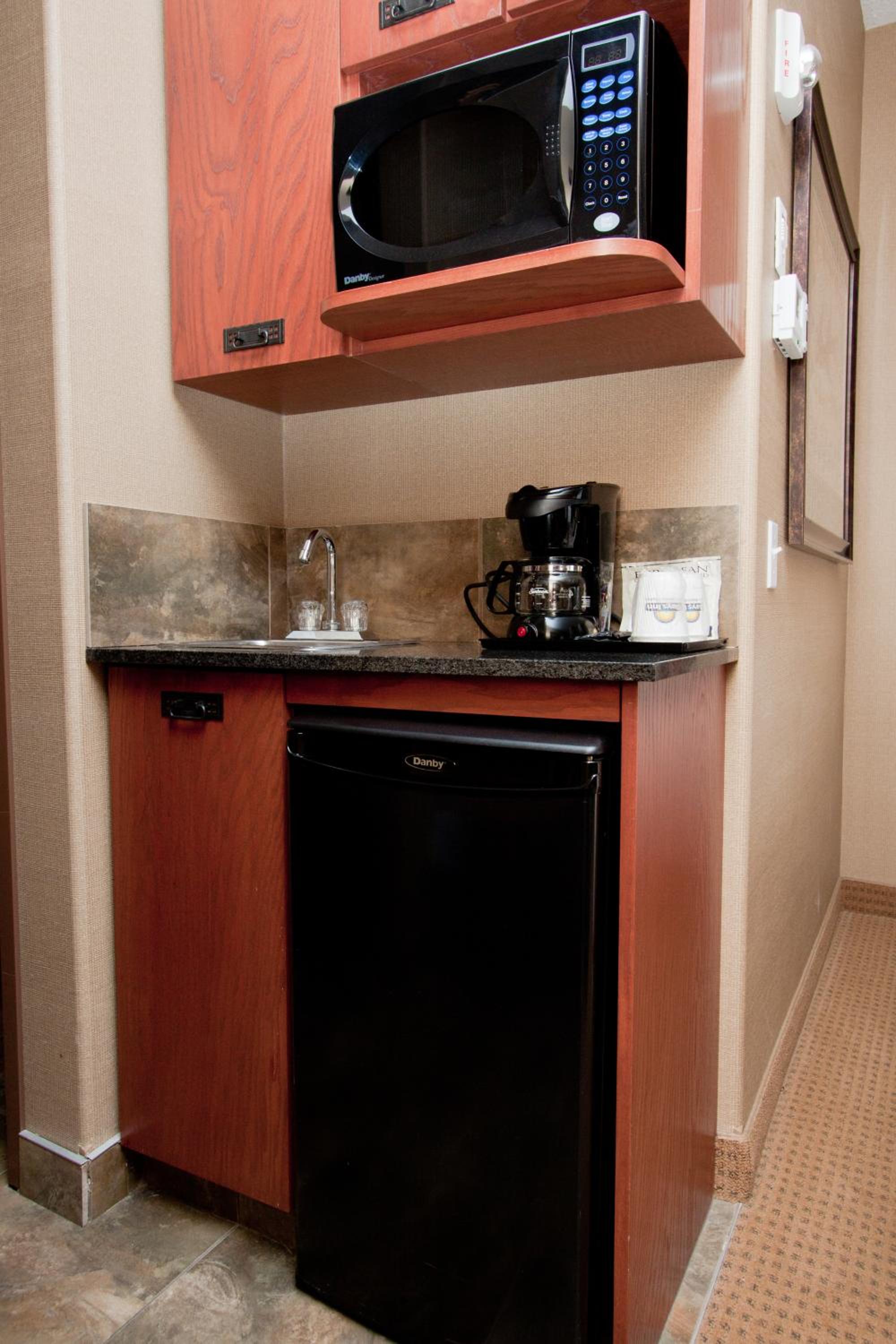 King Room - Non-Smoking - Photo 4