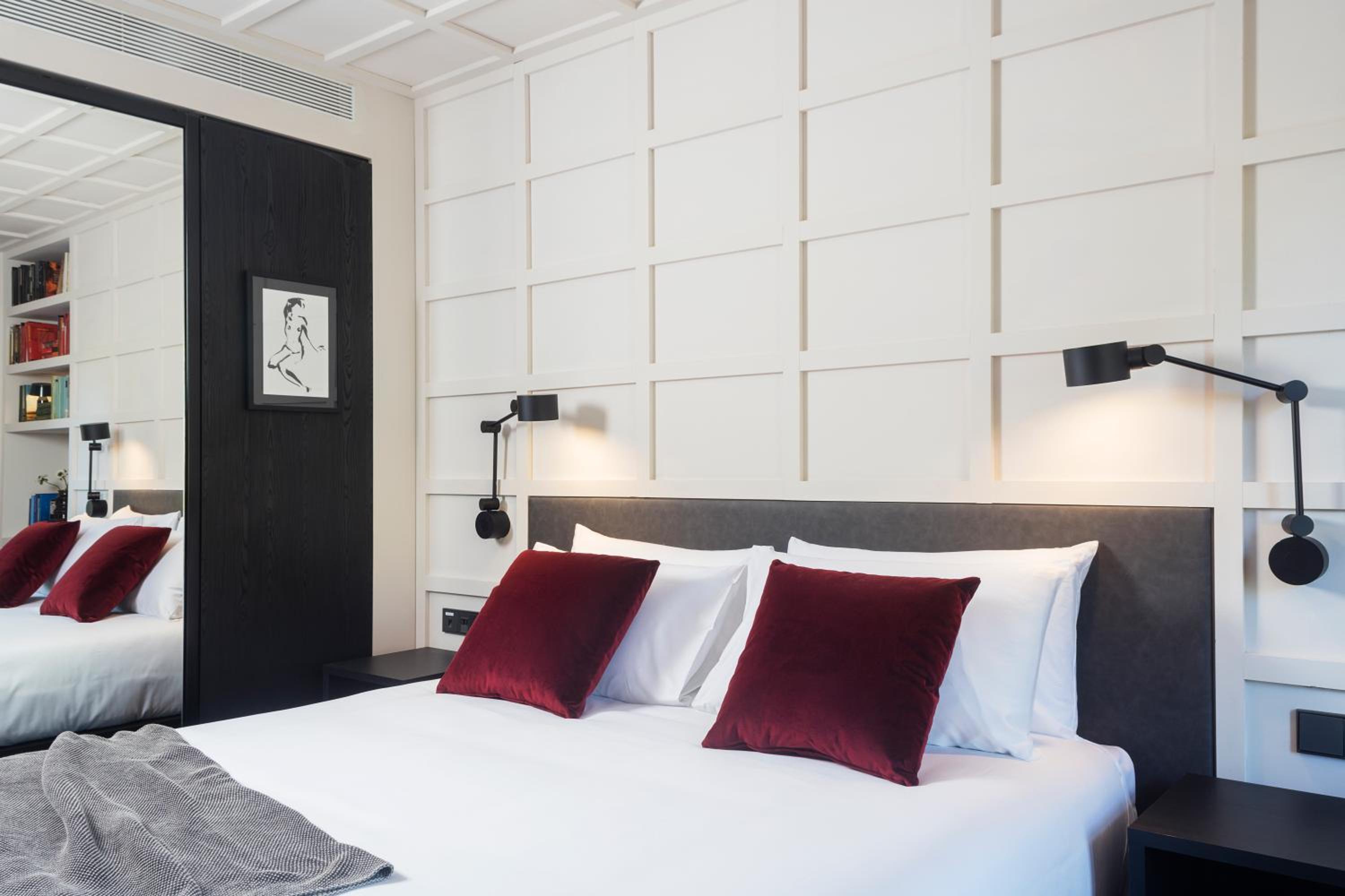 Superior Double Room Ramblas view photo 3