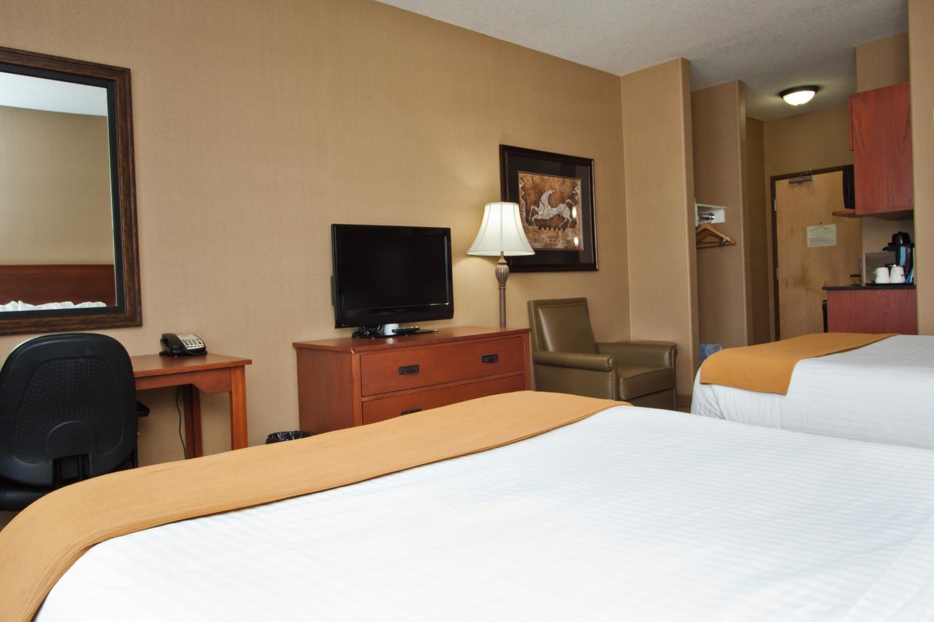 Queen Room with Two Queen Beds - Non-Smoking - Photo 1