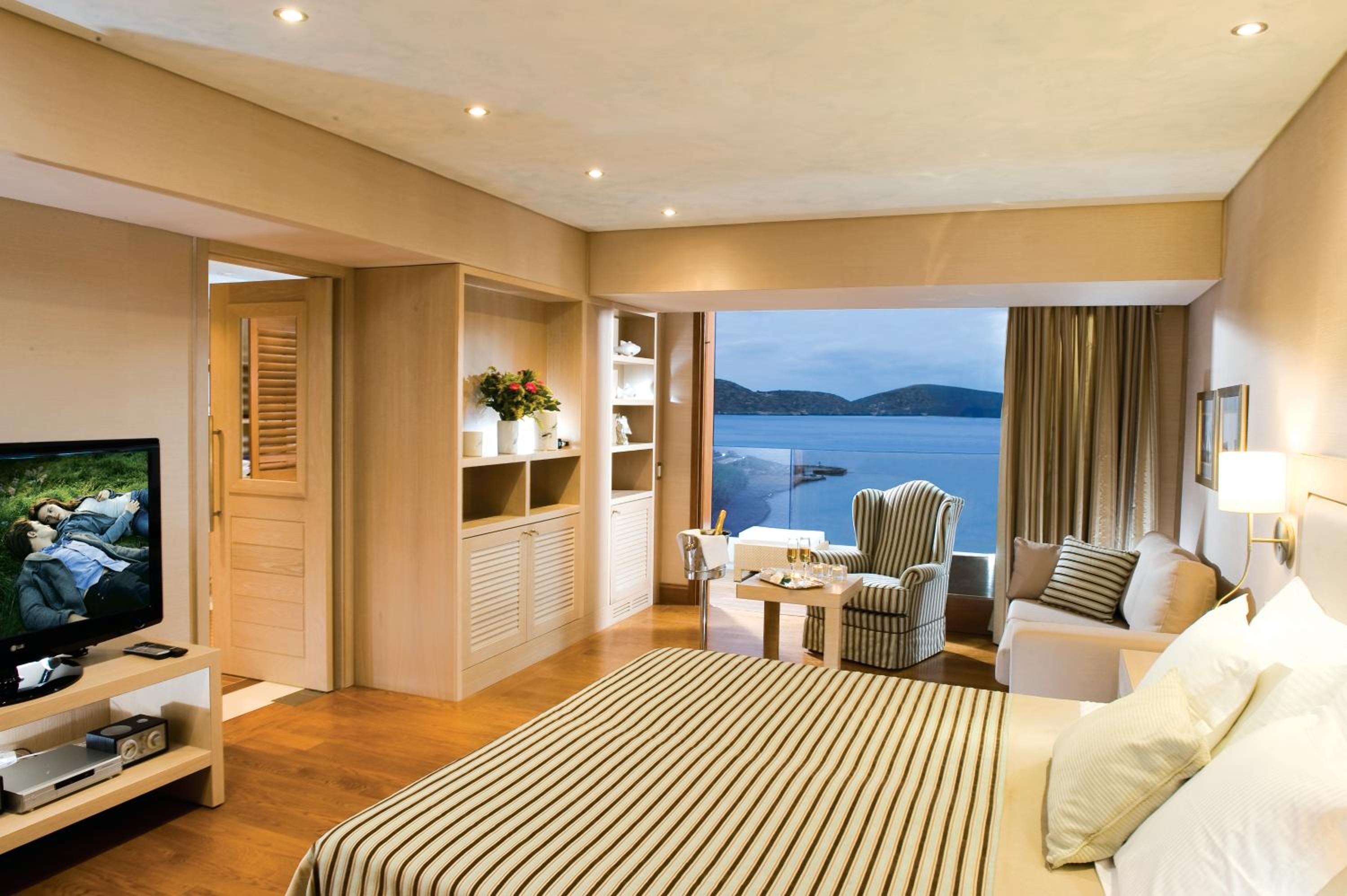 Deluxe Hotel Suite with Sea View - Photo 1