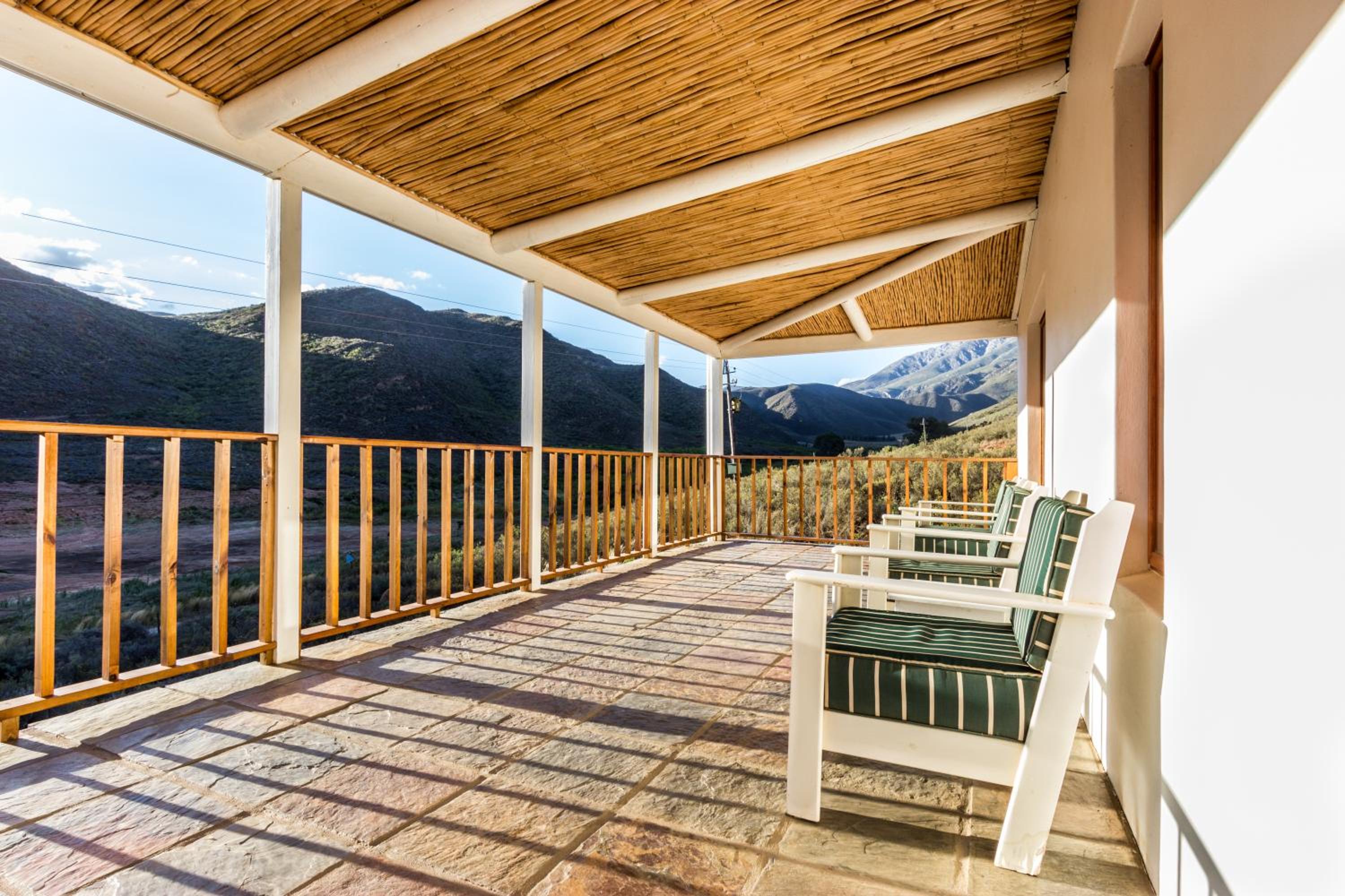 Superior Two-Bedroom Cottage with Mountain View photo 3