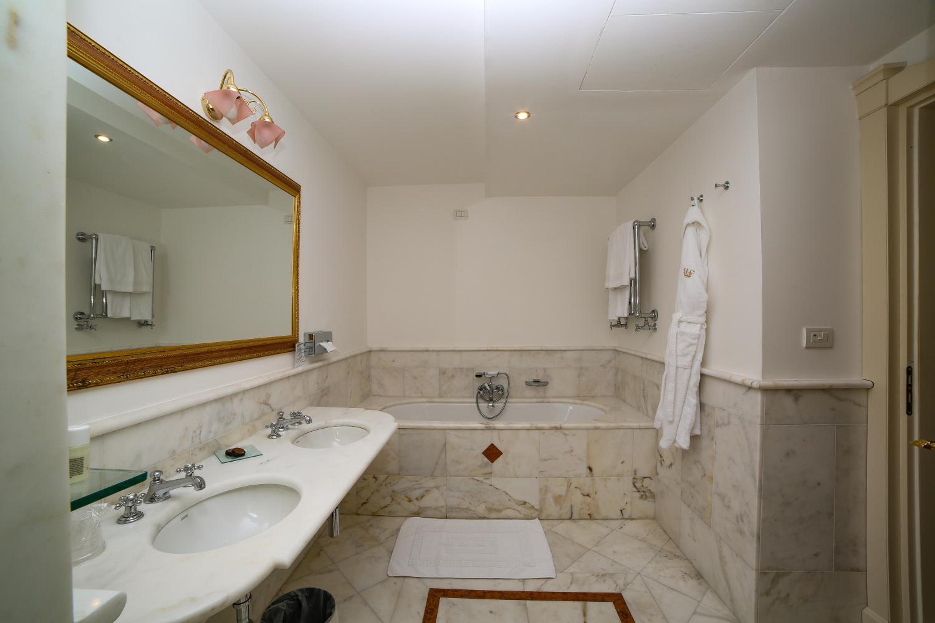 Suite - Photo 2