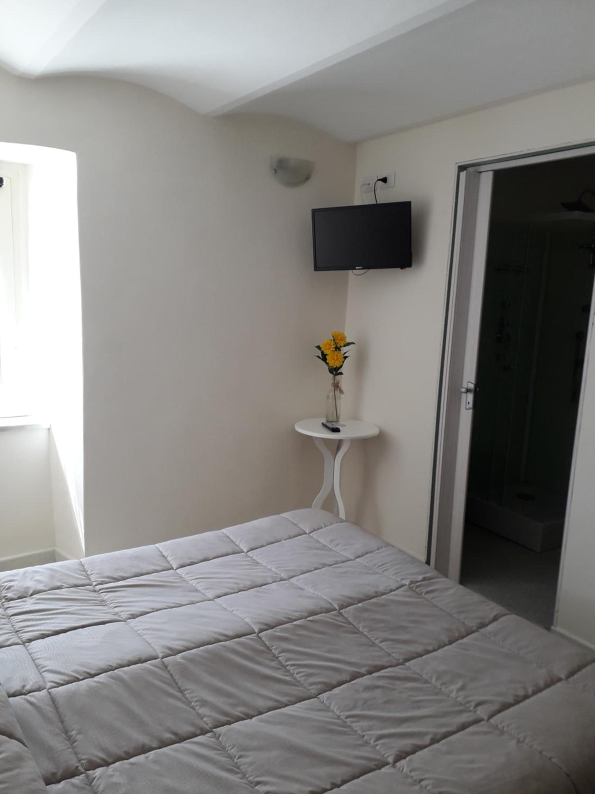 Standard King Room - Photo 12