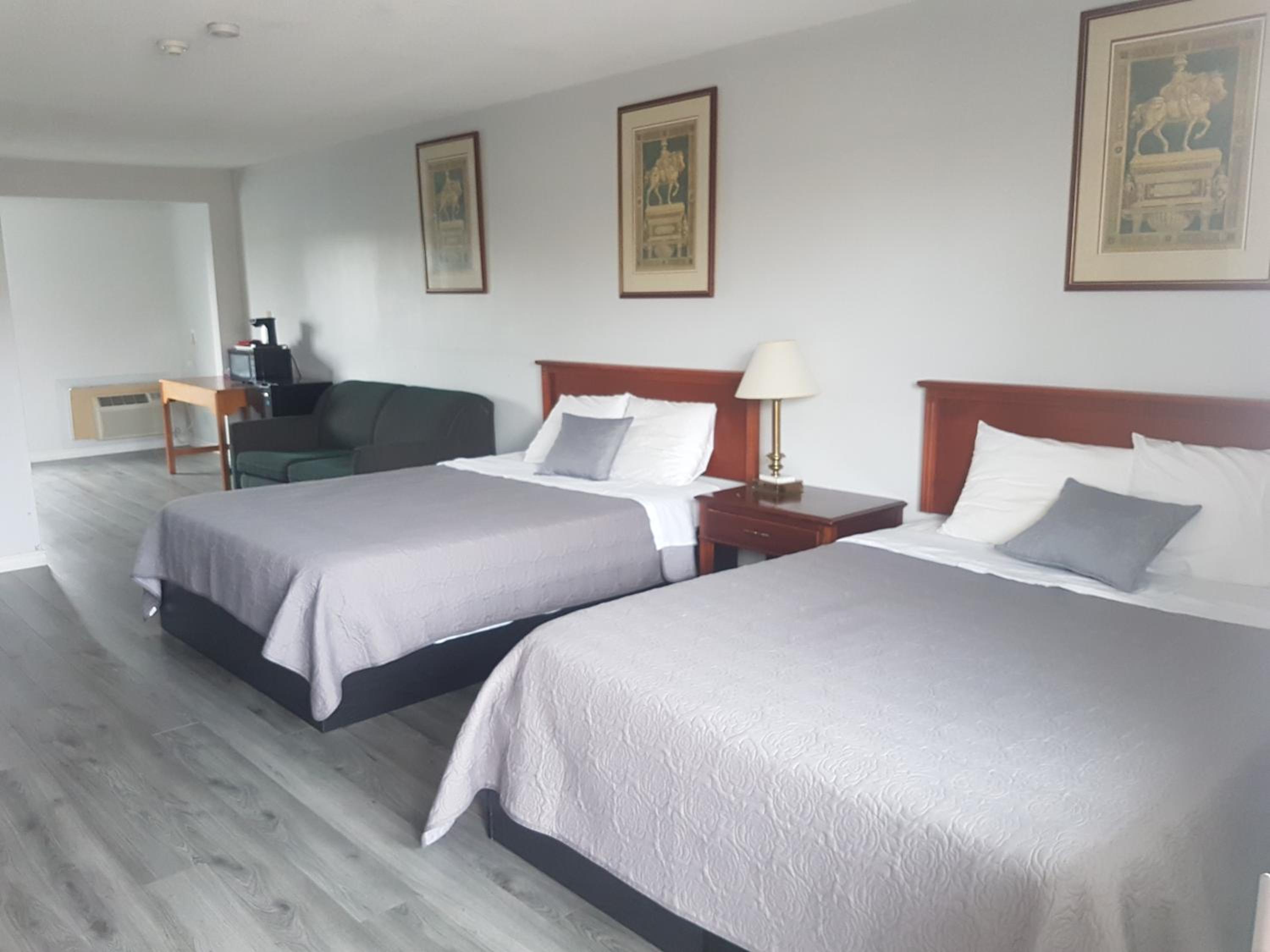 Deluxe Family Suite - Photo 1