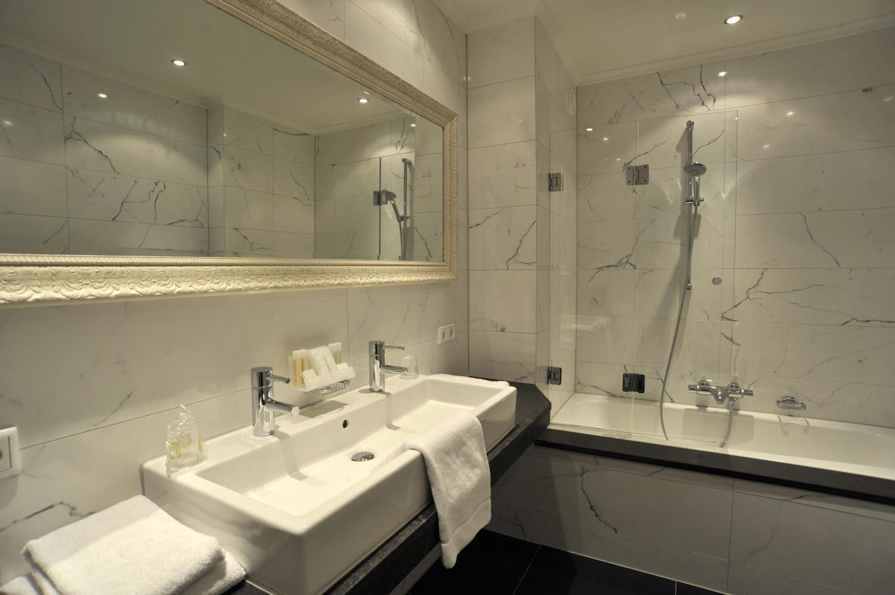Luxury City Room - Photo 7