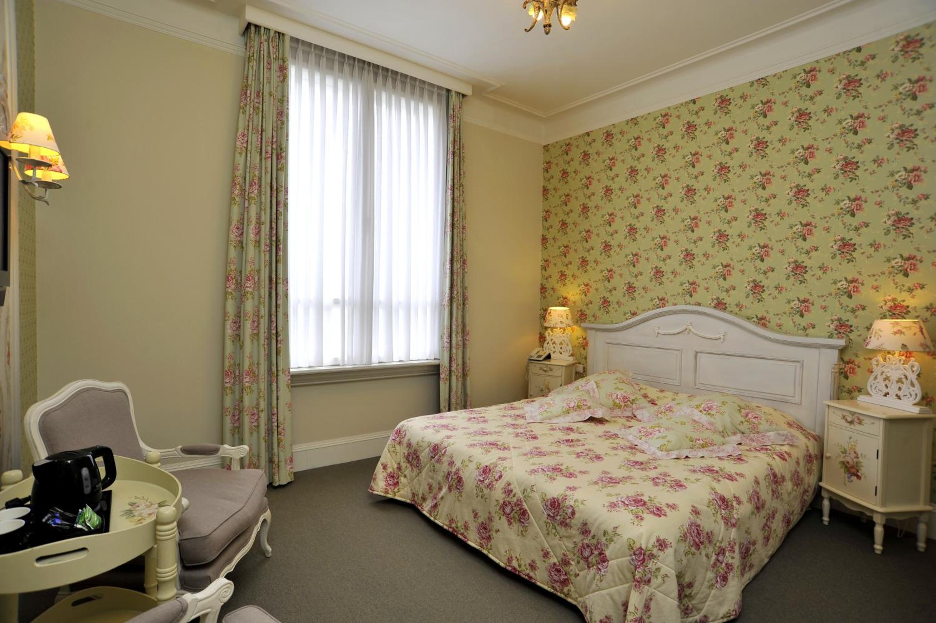 Luxury City Room - Photo 8