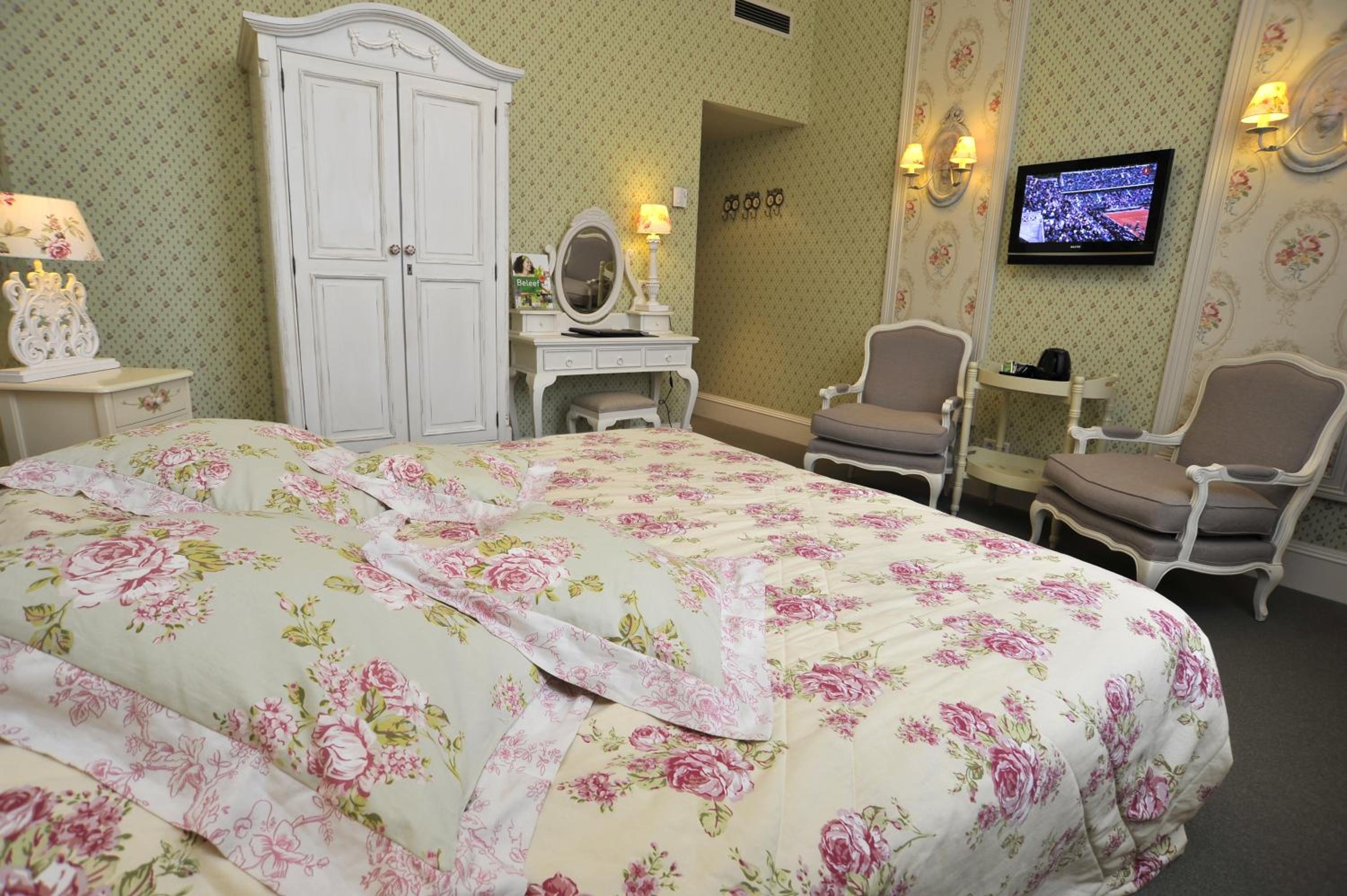 Luxury City Room - Photo 4