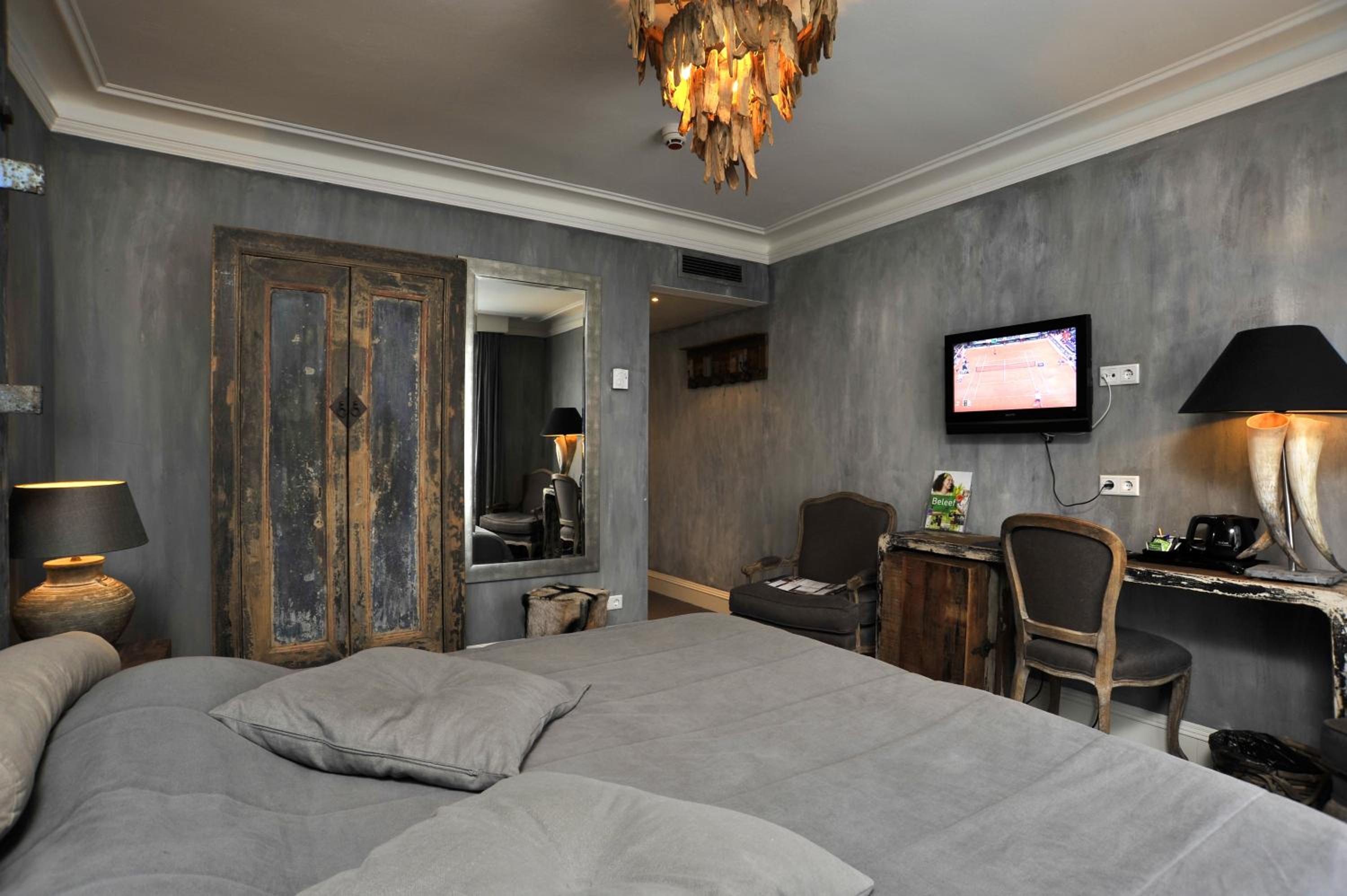Luxury City Room - Photo 10