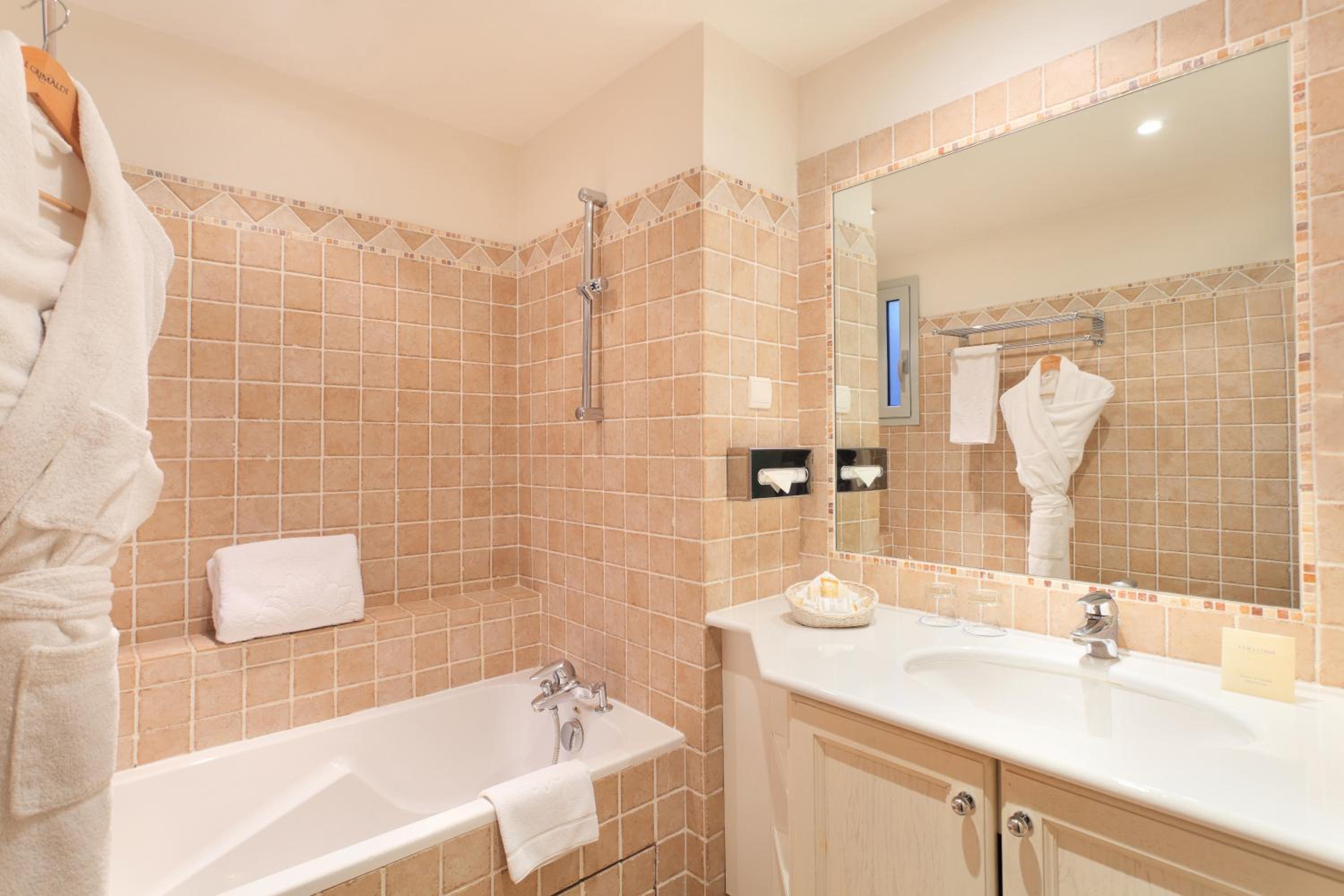 Superior Double Room thumbnail 5