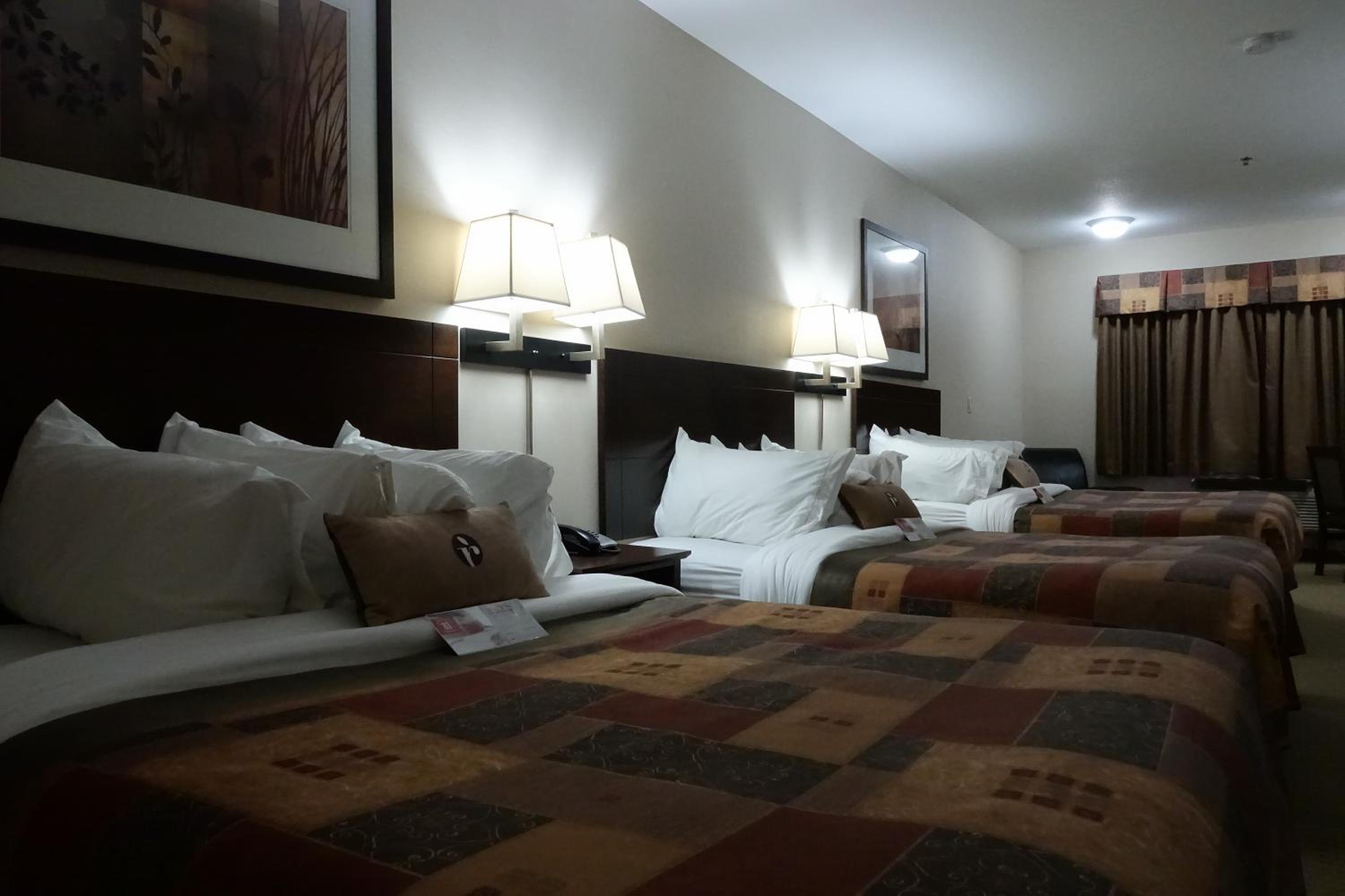 Queen Room with Three Queen Beds - Non-Smoking - Photo 2