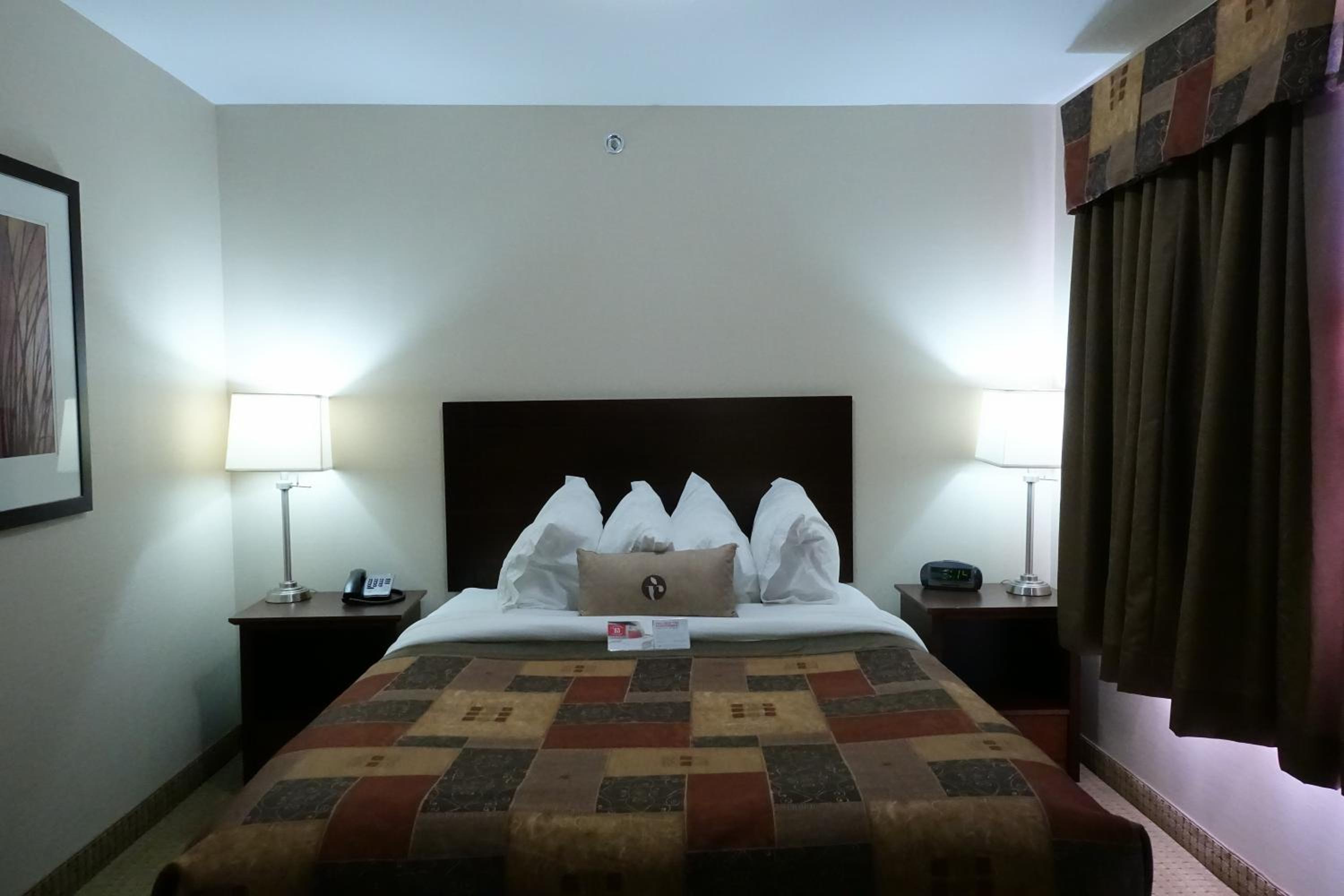 Queen Suite - Non-Smoking - Photo 3