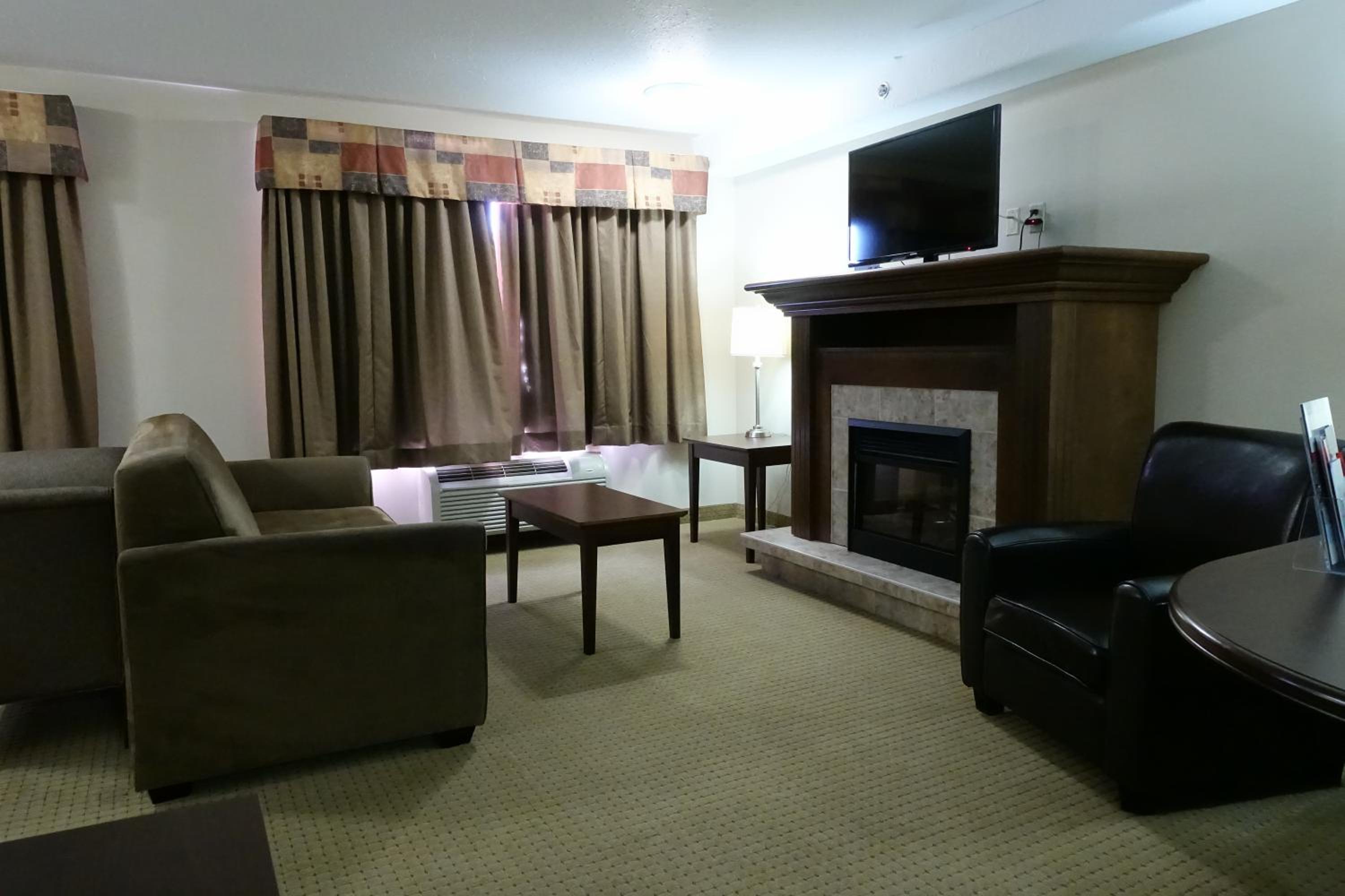 Queen Suite - Non-Smoking - Photo 2