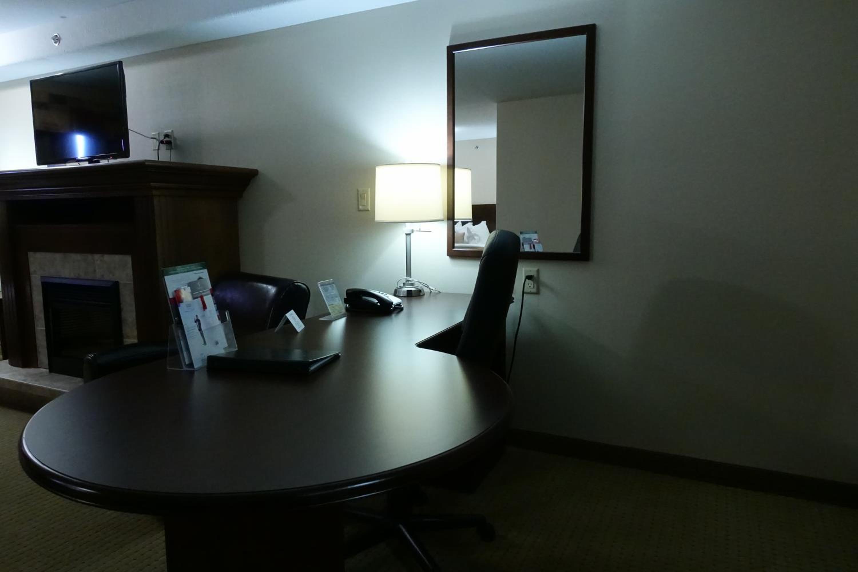 Queen Suite - Non-Smoking - Photo 1