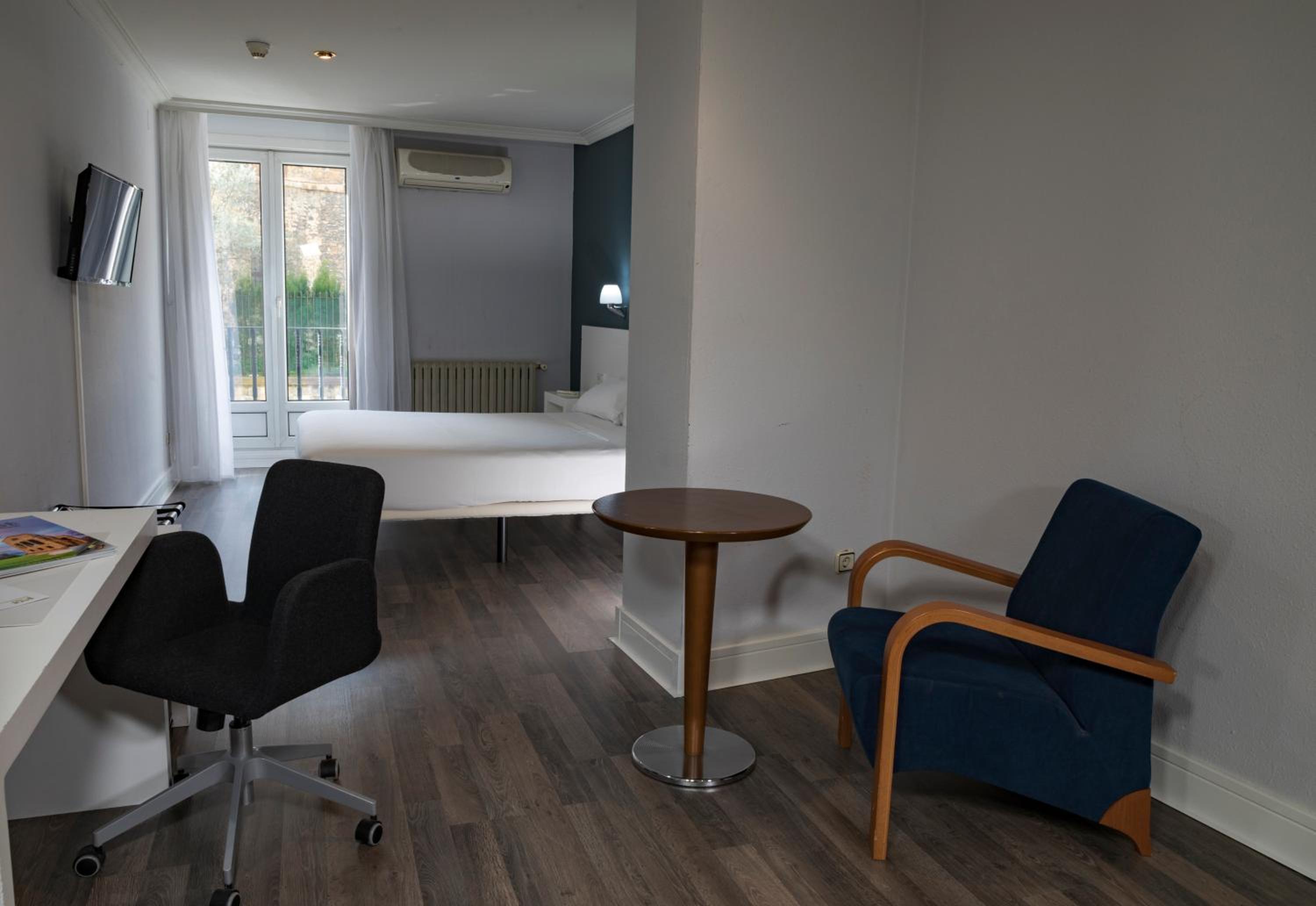 Double or Twin Room - Photo 9