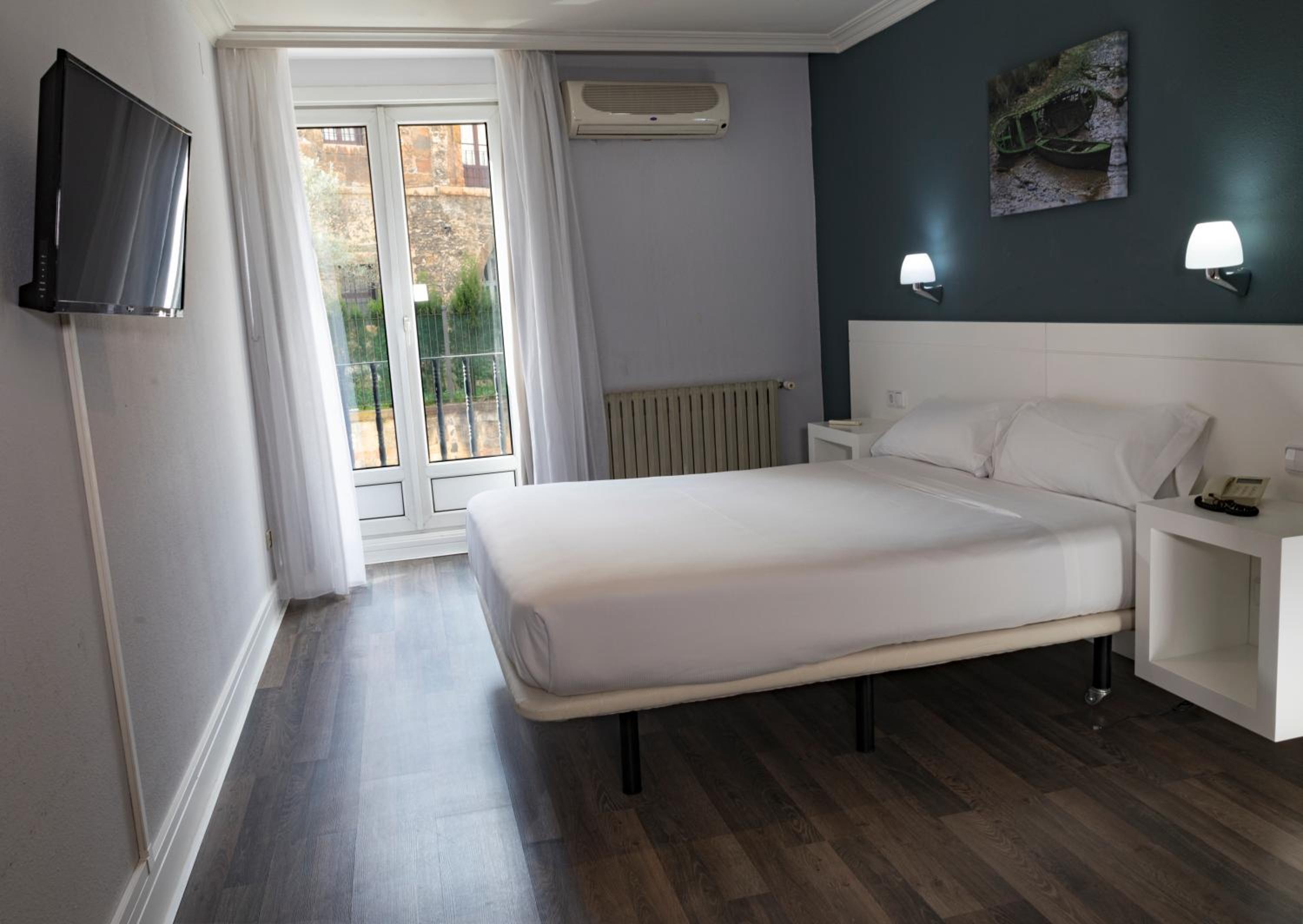 Double or Twin Room - Photo 1