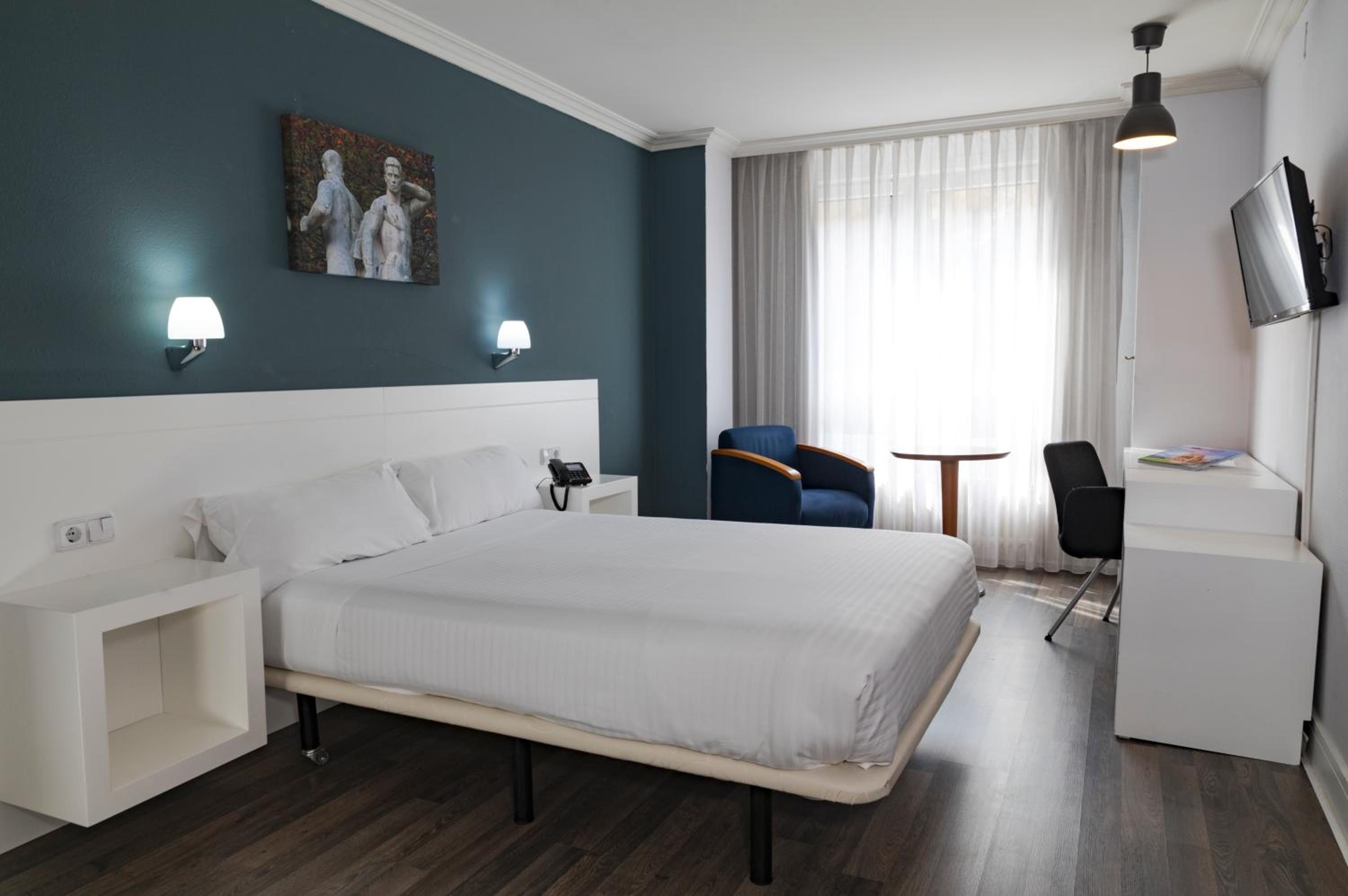 Double or Twin Room - Photo 6