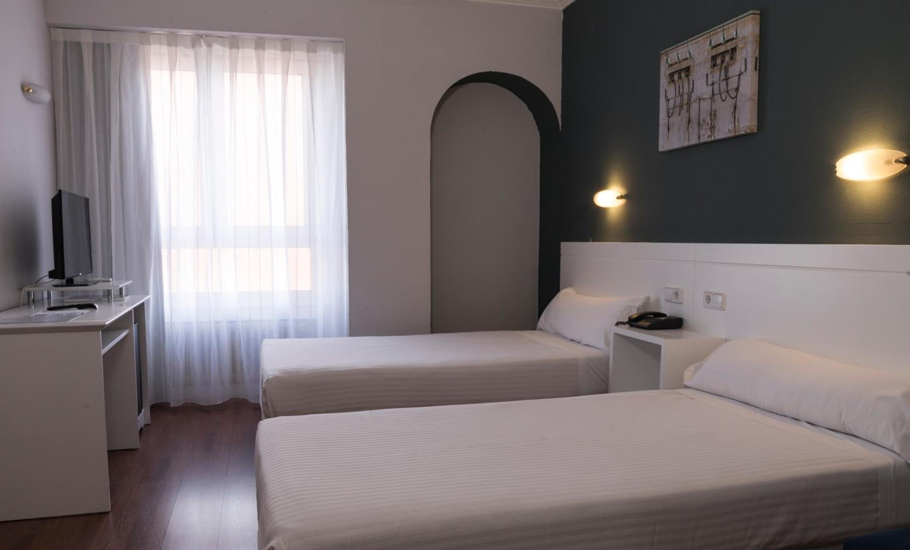 Double or Twin Room - Photo 11