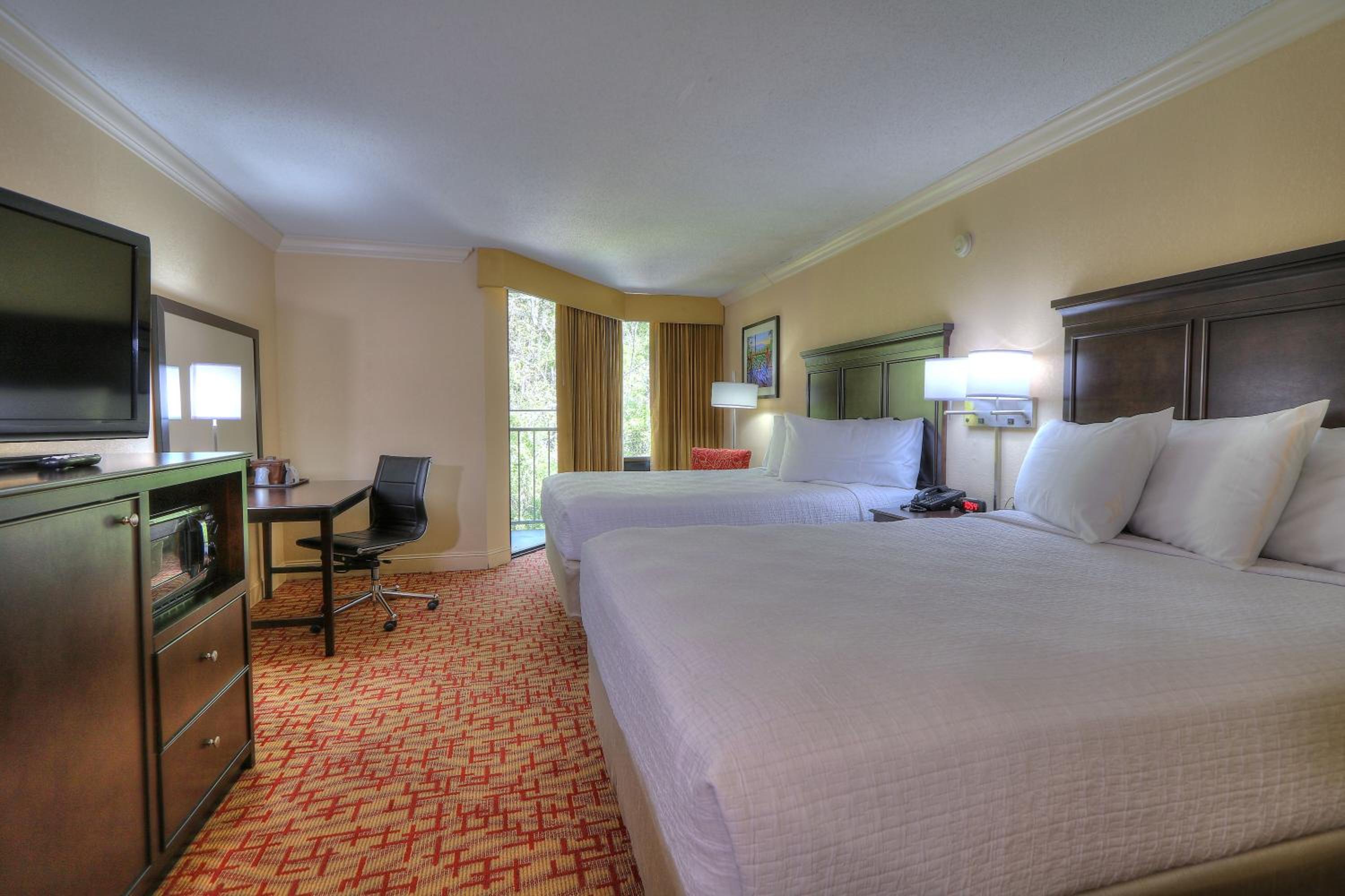 Queen Room with Two Queen Beds - Non-Smoking - Photo 3