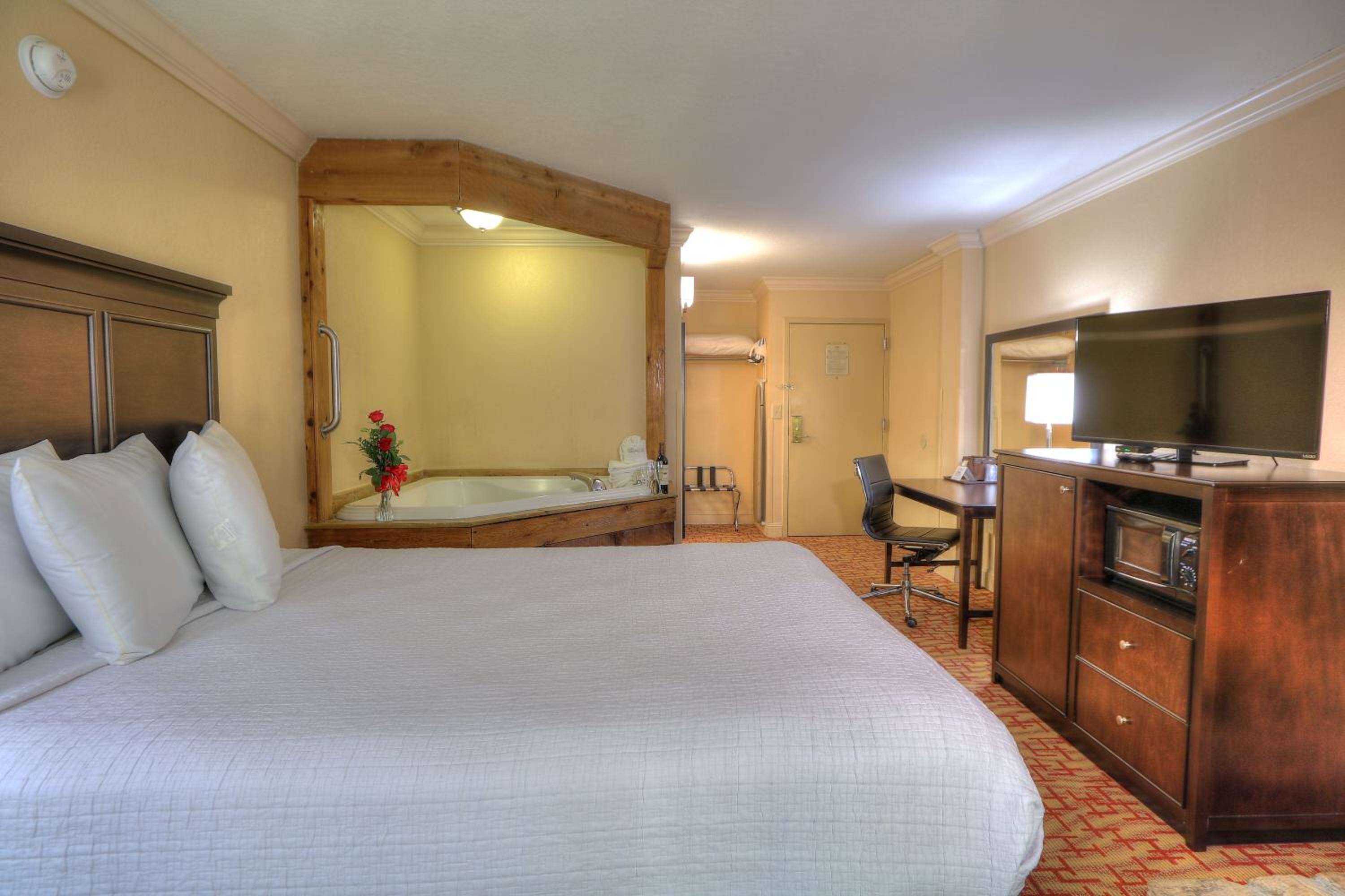 Queen Room with Hot Tub - Non-Smoking - Photo 1