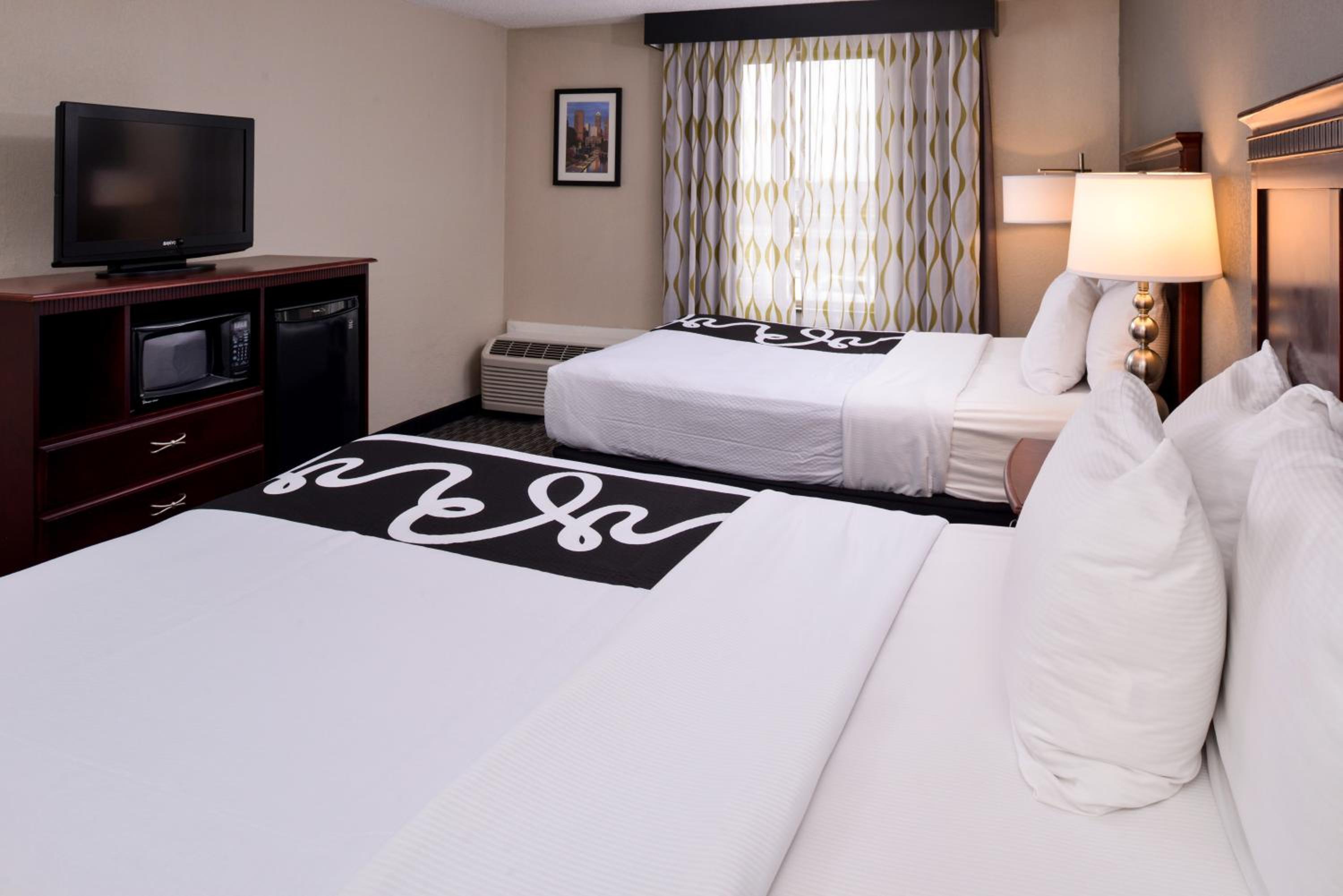 Queen Room with Two Queen Beds - Mobility Access/Non-Smoking - Photo 2