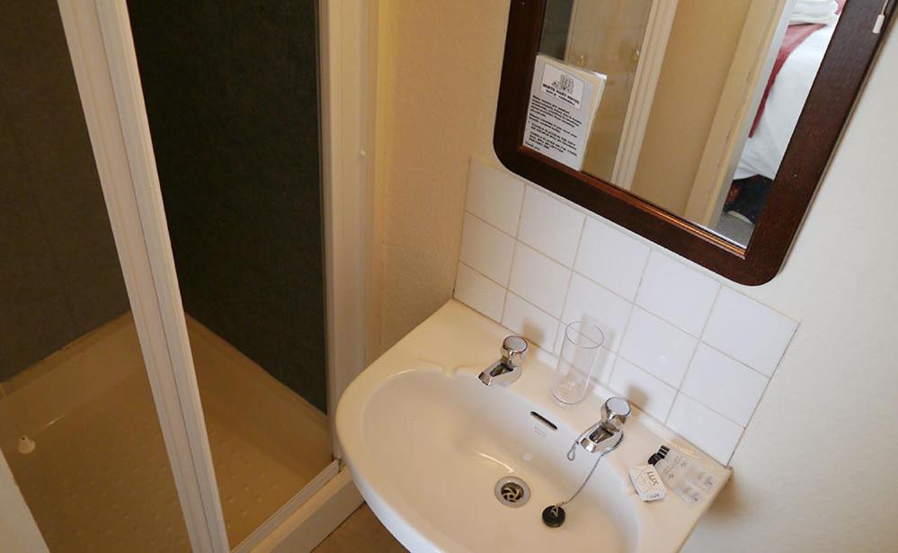 Standard Twin Room - Photo 2